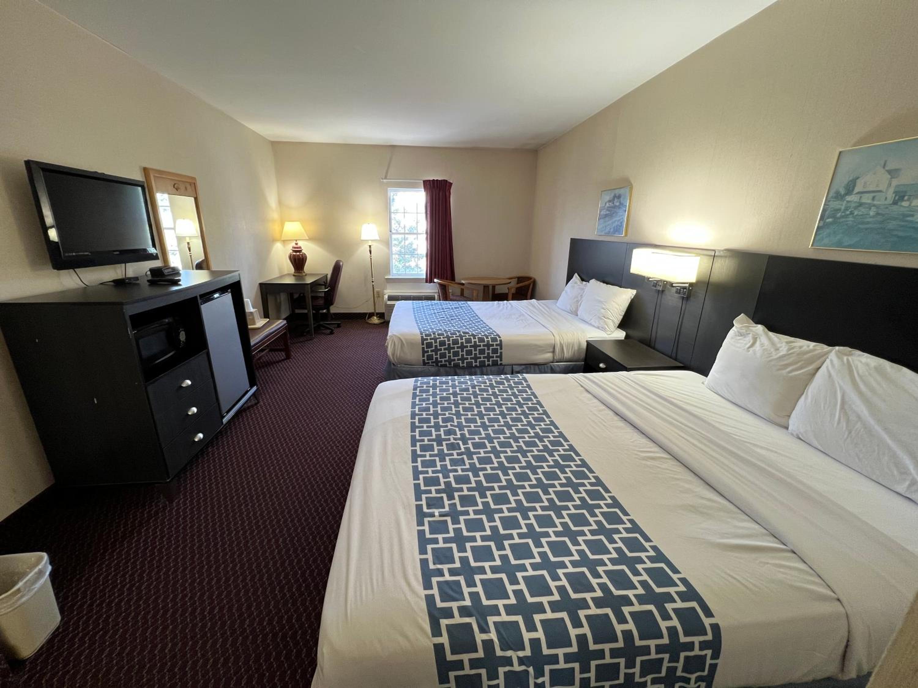 Queen Room with Two Queen Beds - Photo 4