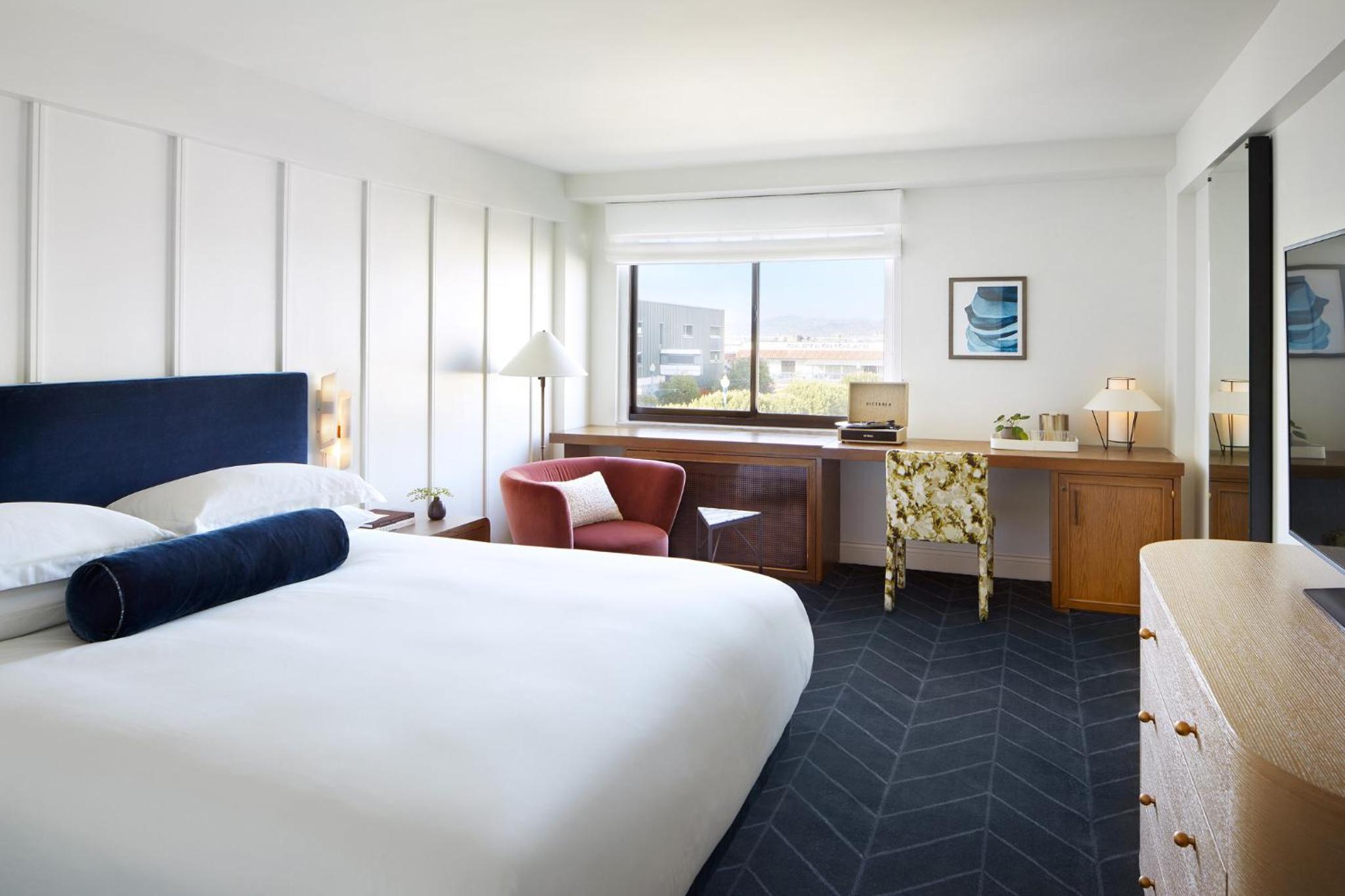 Premium King Room with Bay View - Photo 16