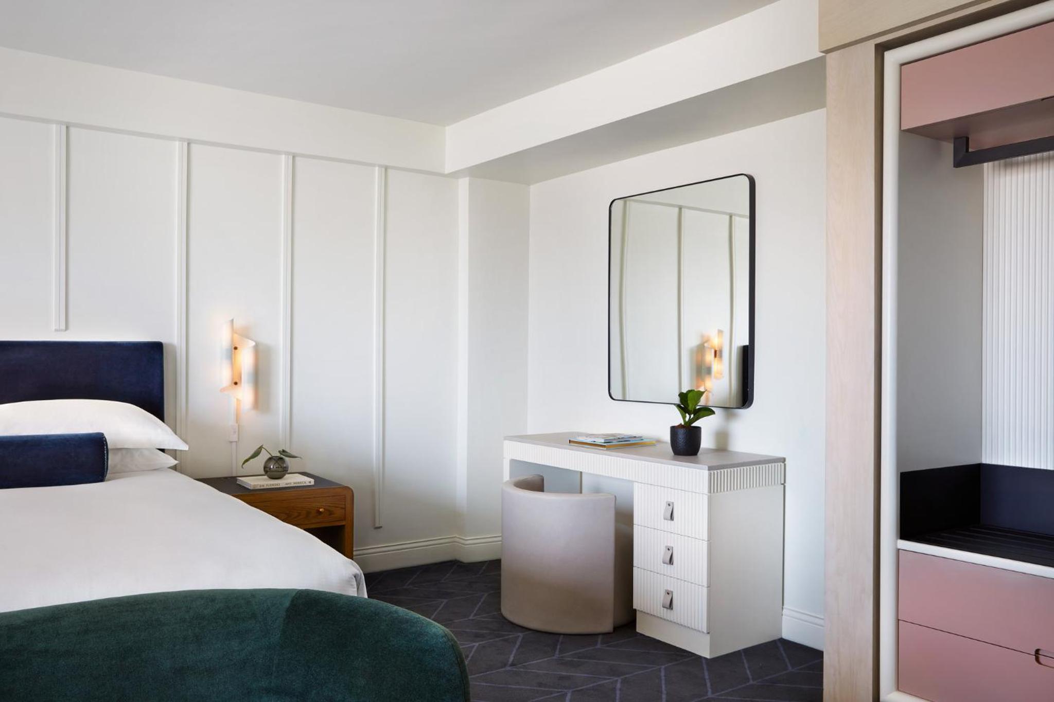 Premium King Room with Tub and Walk-In Shower thumbnail 6