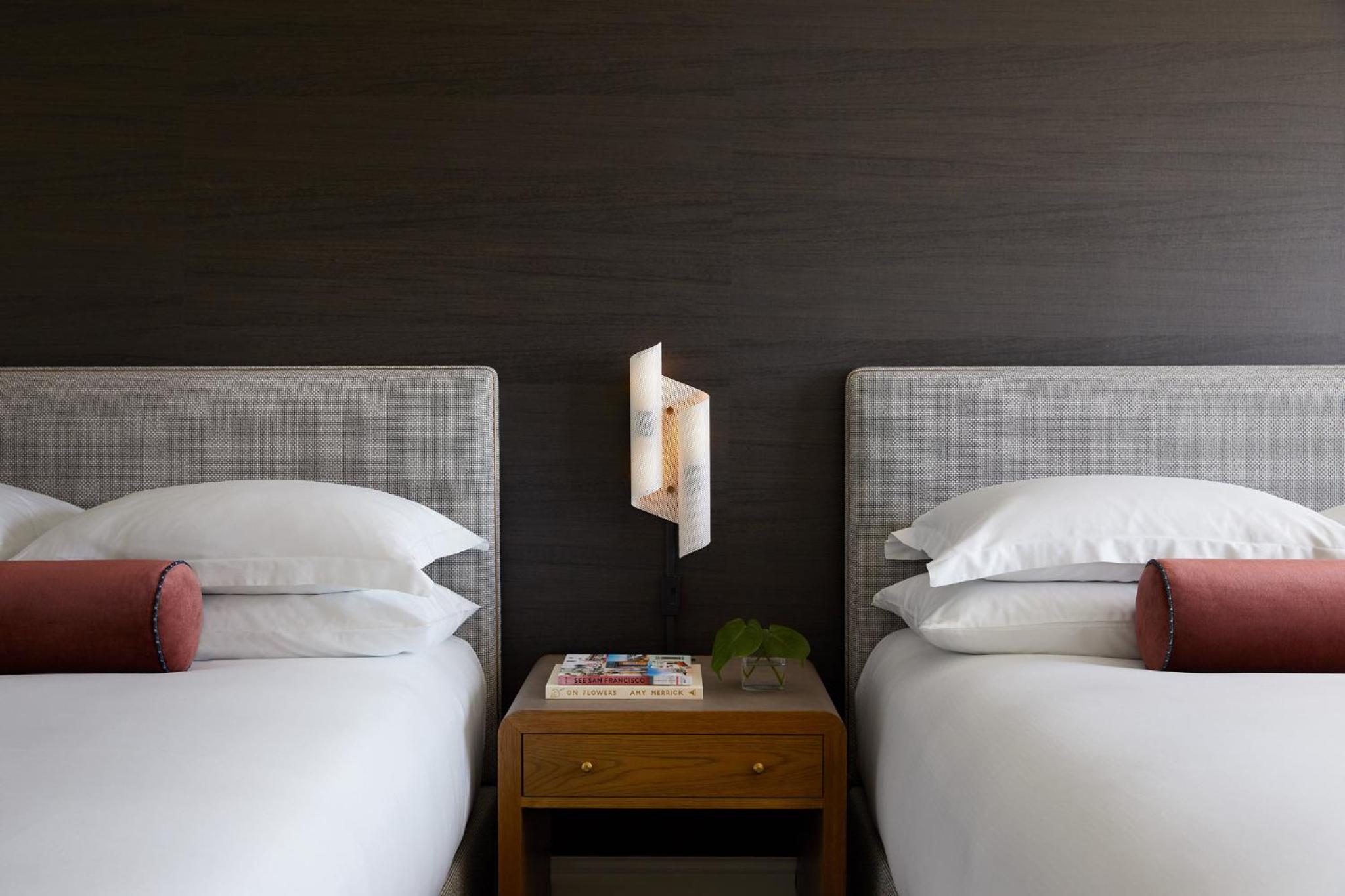 Premium Queen Room with Two Queen Beds - Photo 4
