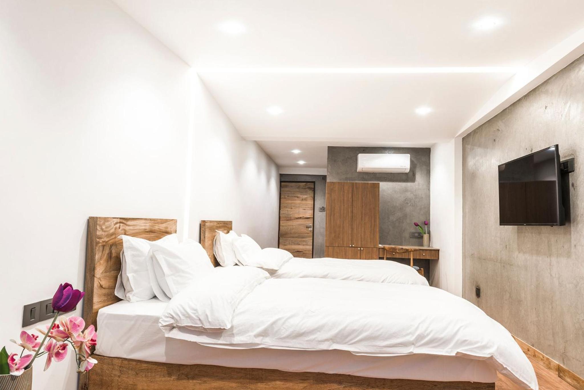Twin Room with City View - Photo 4