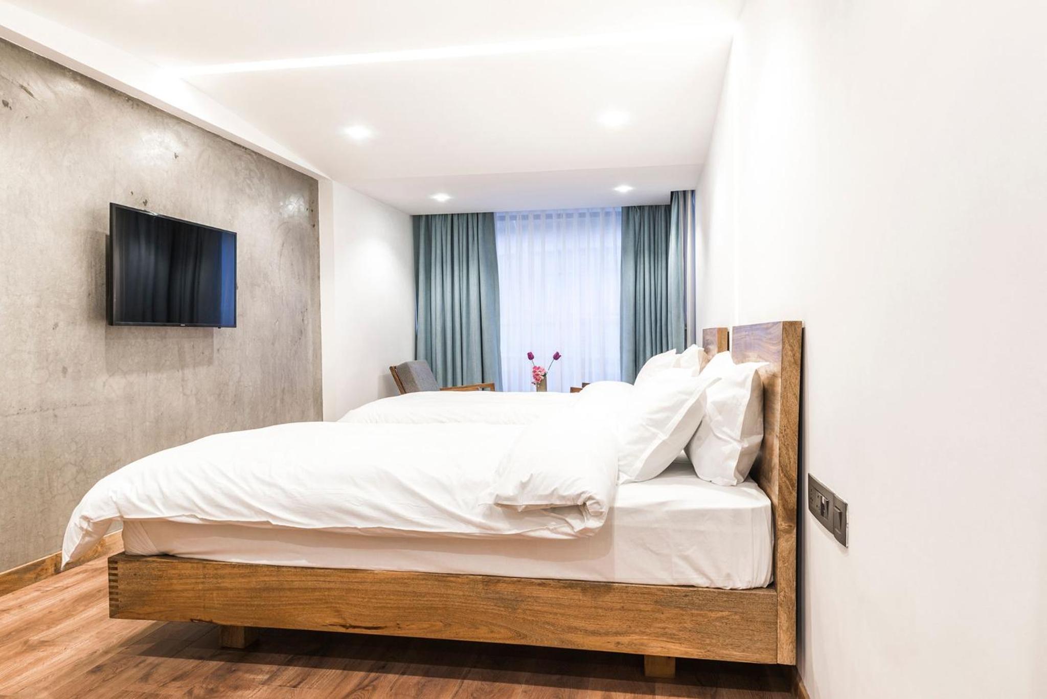 Twin Room with City View - Photo 6
