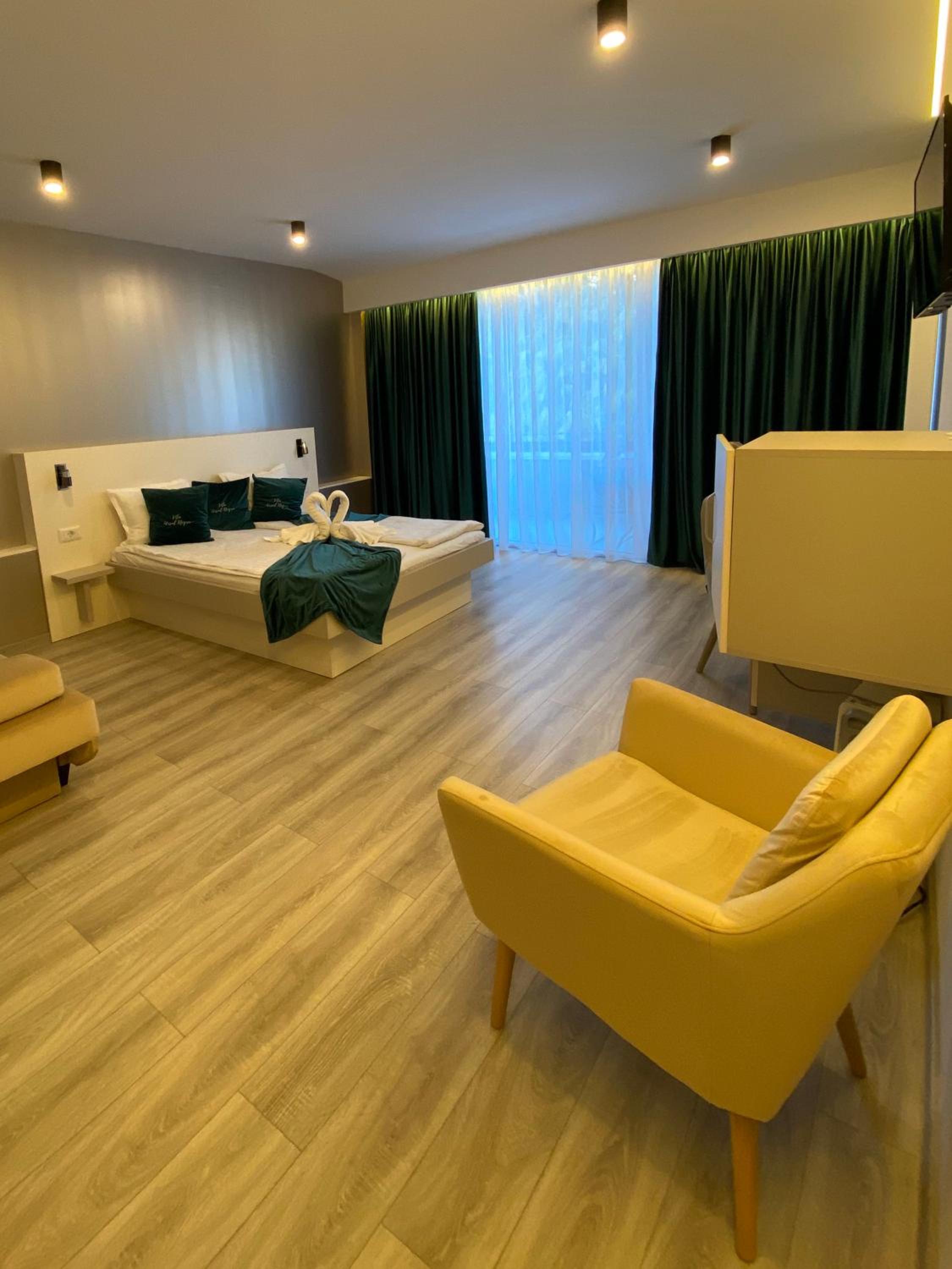 Deluxe Queen Room - Photo 1