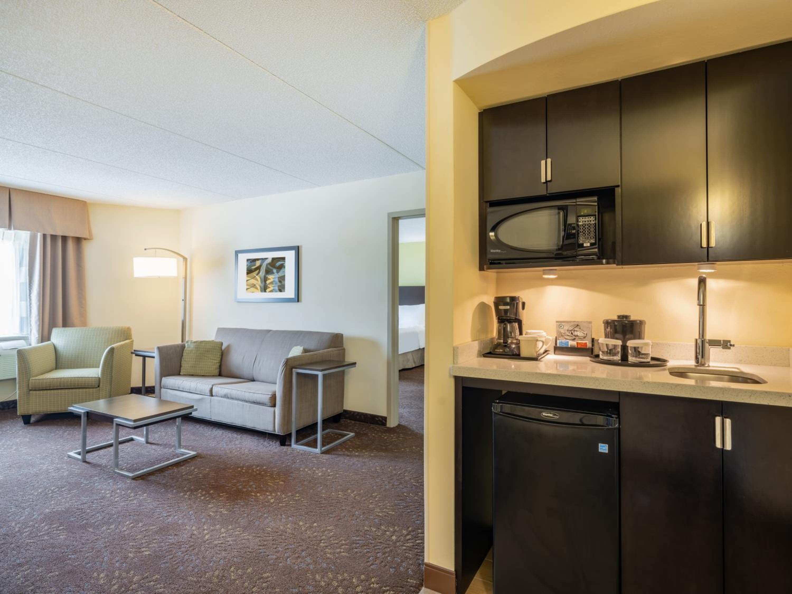 One-Bedroom Suite with King Bed Mobility Access Tub - Non-Smoking photo 2