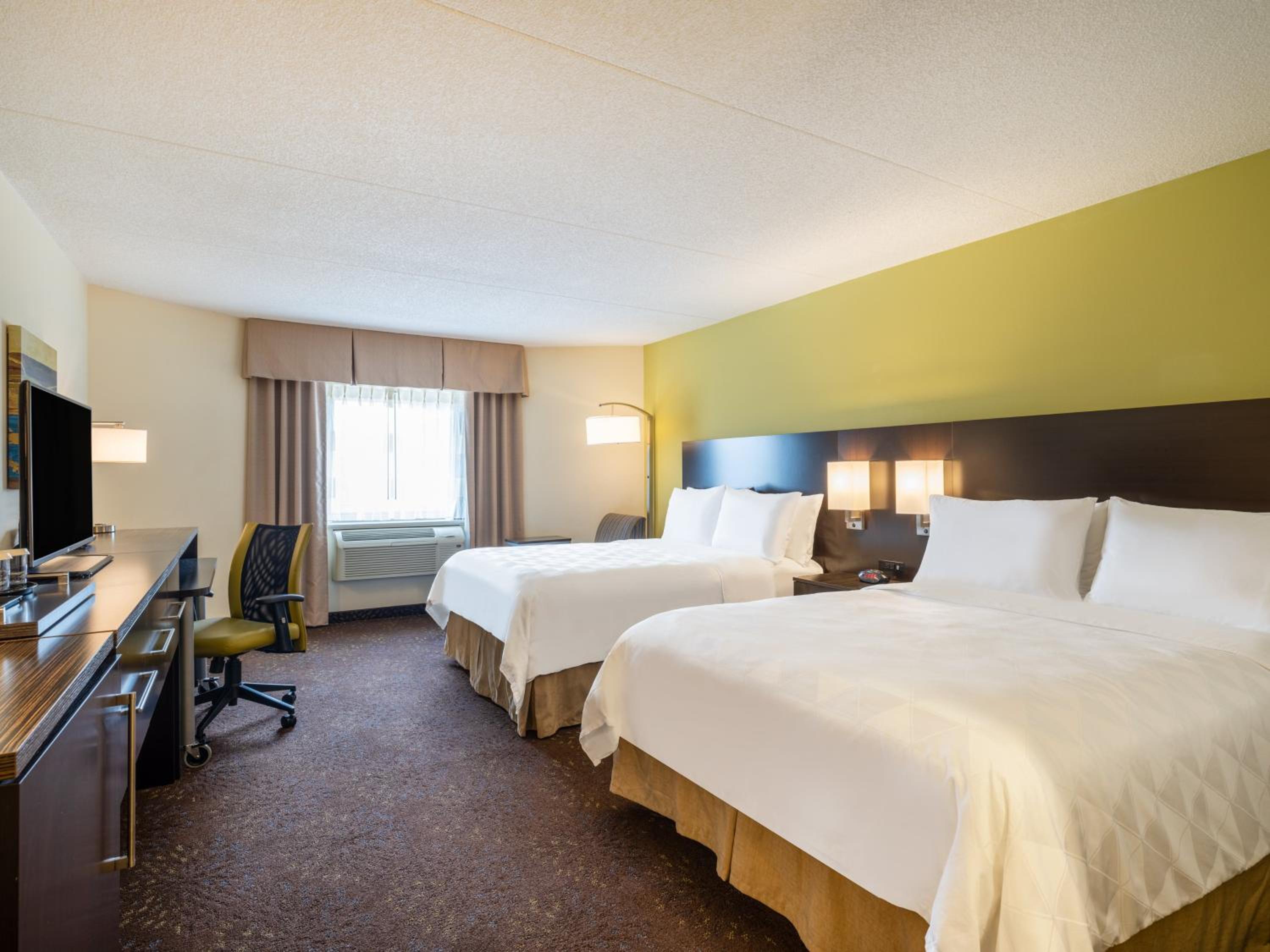 Standard Queen Room with Two Queen Beds and Roll-In Shower - Mobility Access photo 2