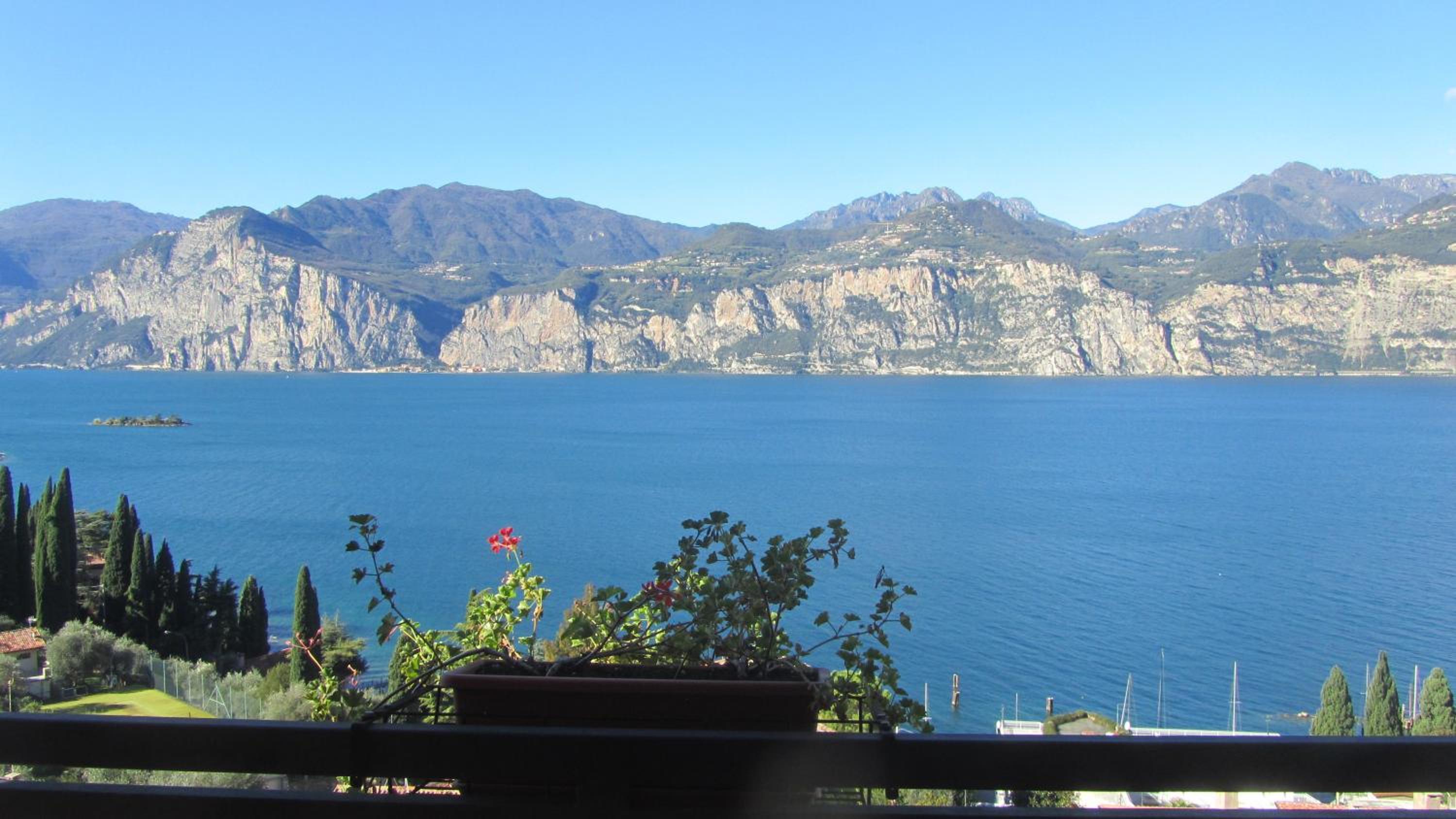 Double Room with Private External Bathroom, Balcony and Lake View photo 2