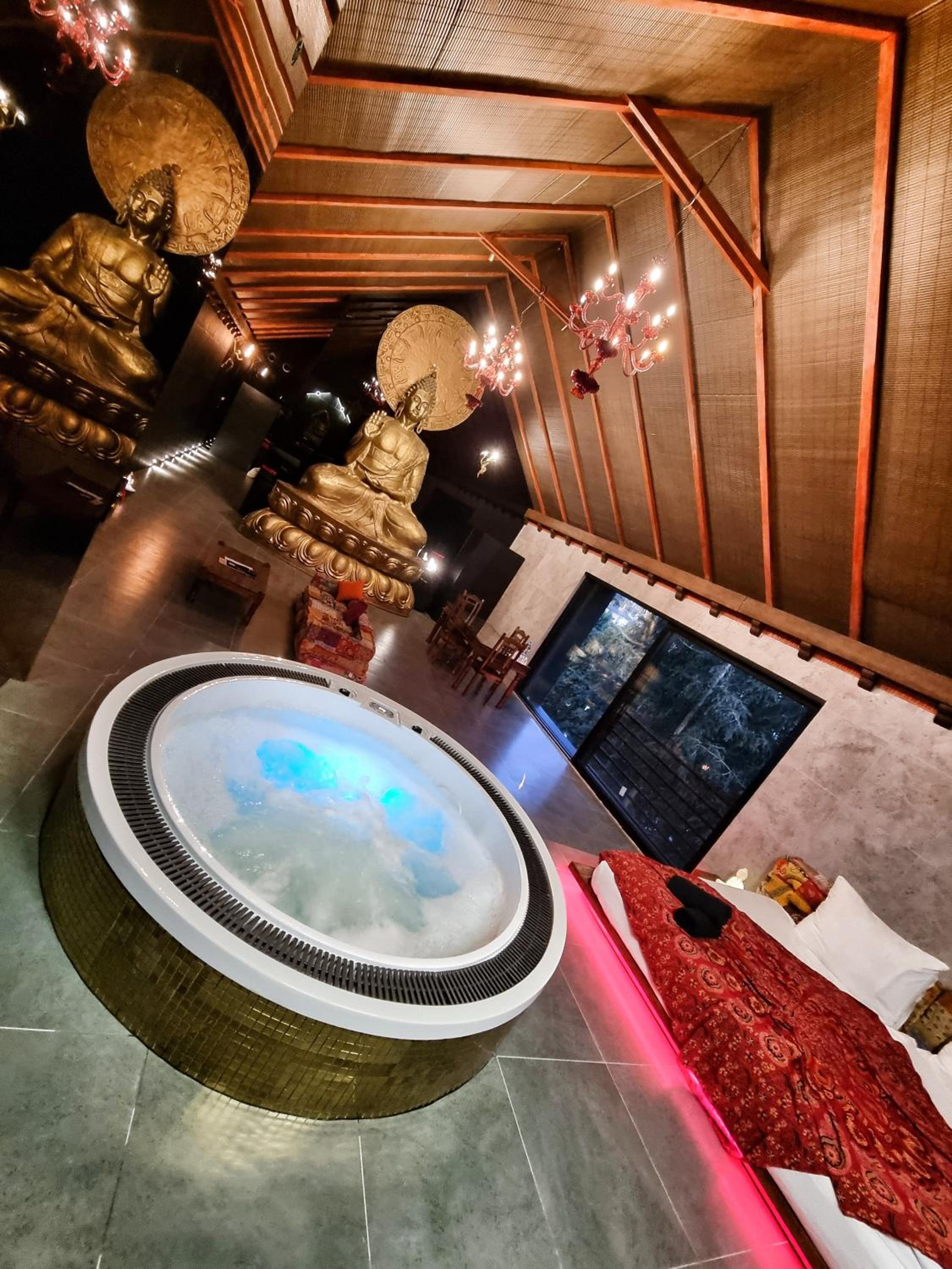 Deluxe Apartment with Jacuzzi - Photo 12