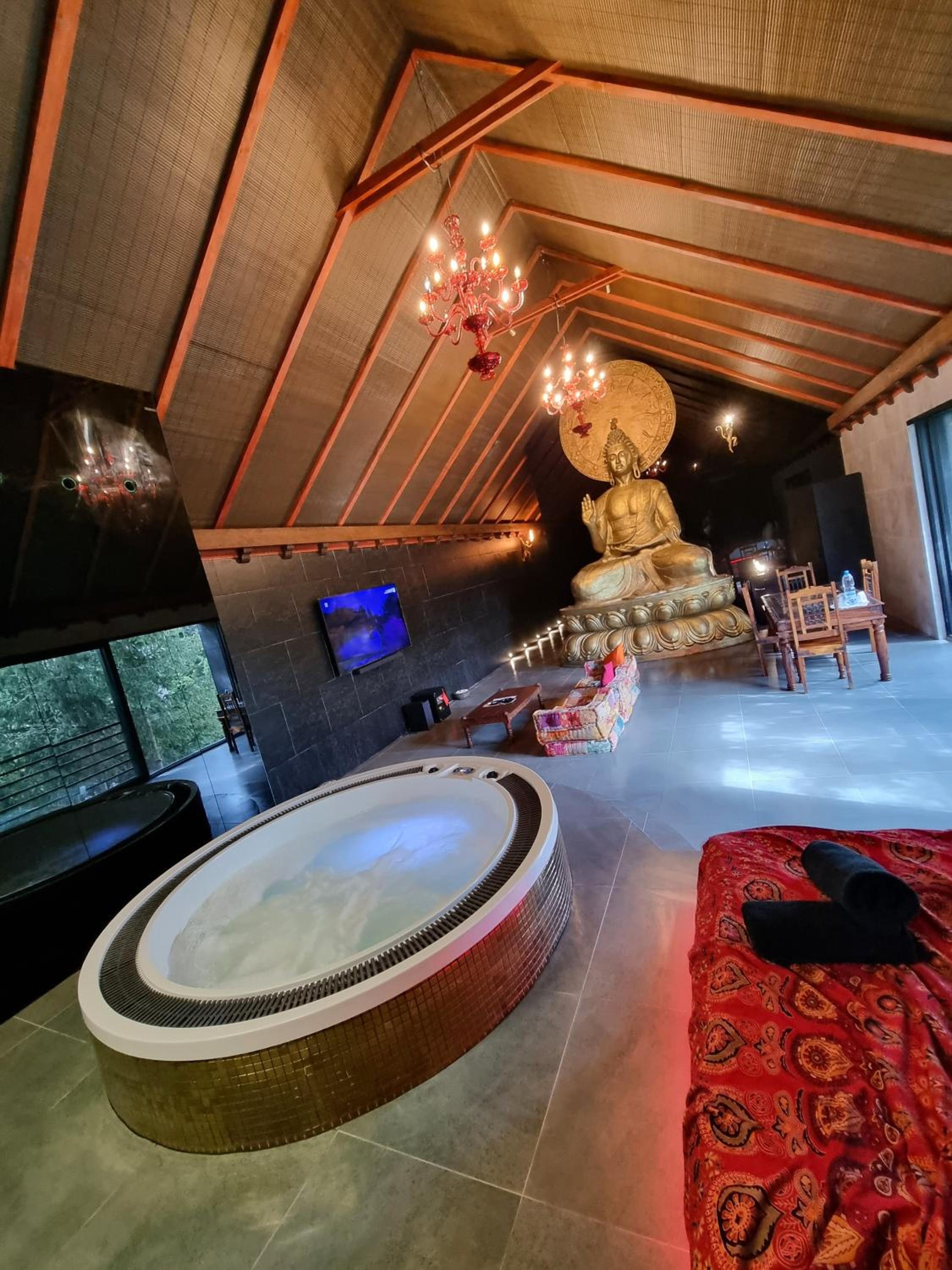 Deluxe Apartment with Jacuzzi - Photo 15