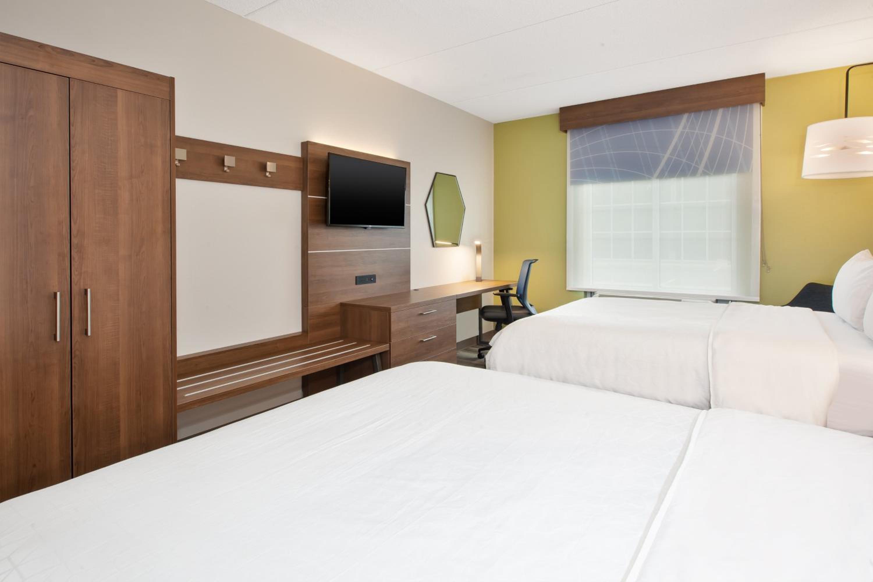 Standard Queen Room with Two Queen Beds - Photo 4
