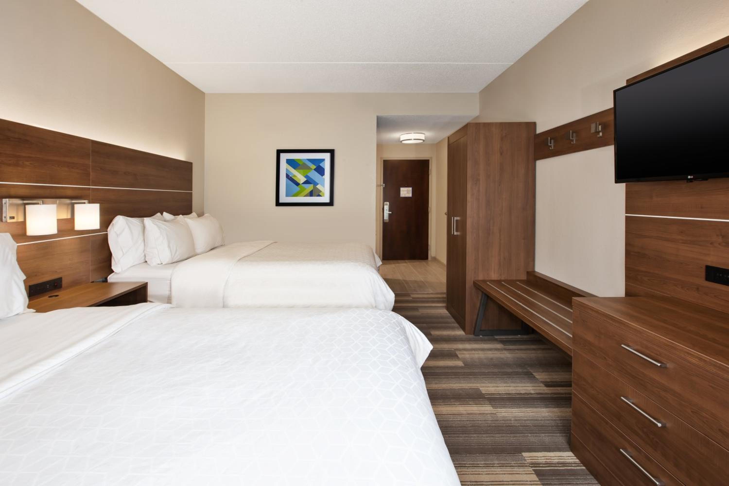 Standard Queen Room with Two Queen Beds - Photo 6