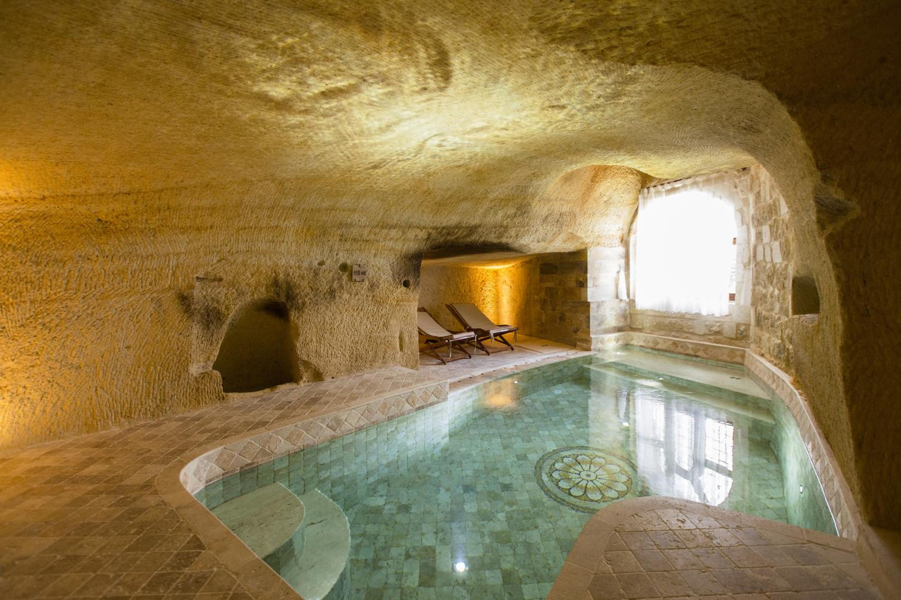 Royal Cave & Pool Suite - Photo 12