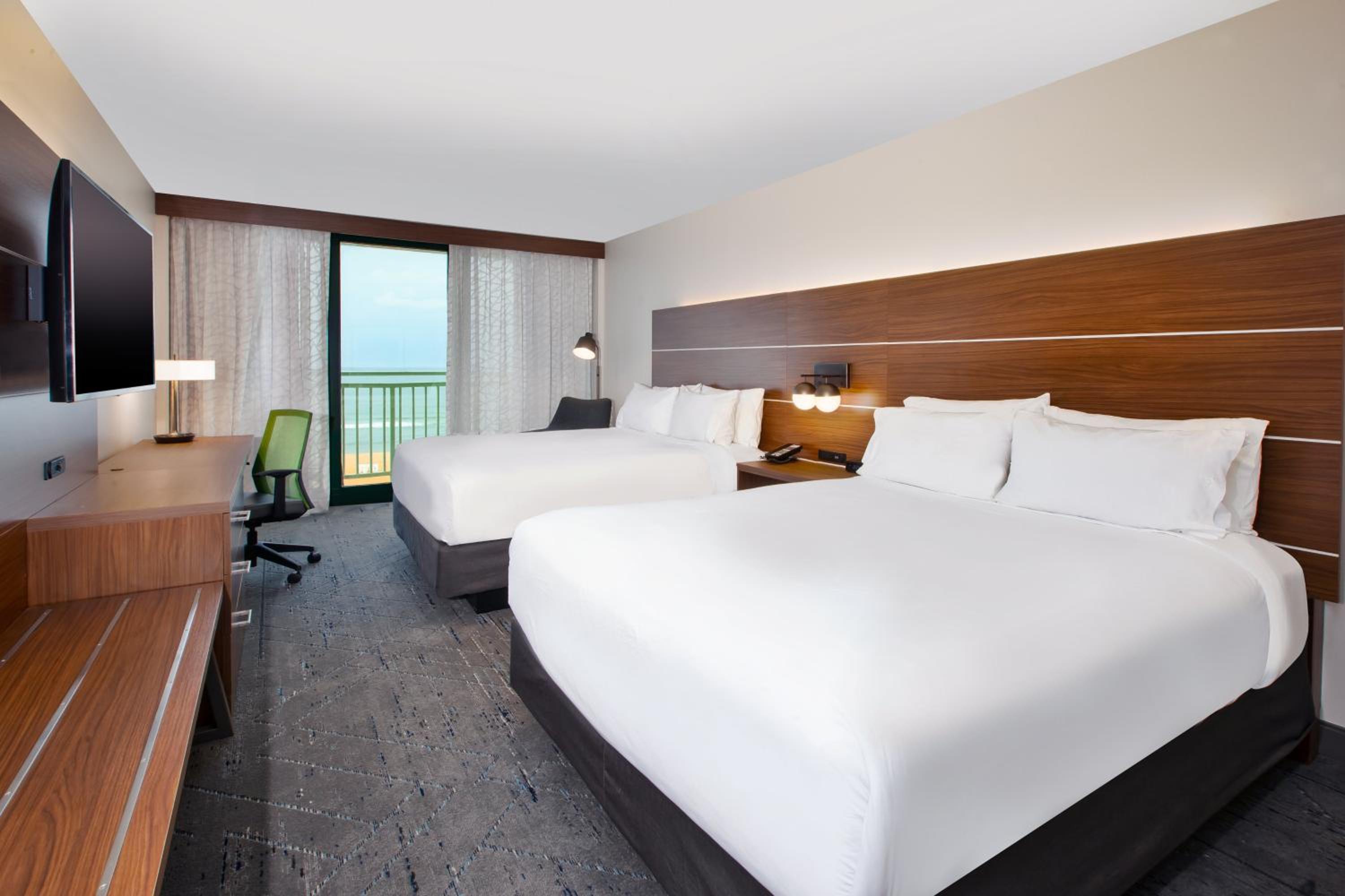 Standard Room with Two Queen Beds - Photo 4
