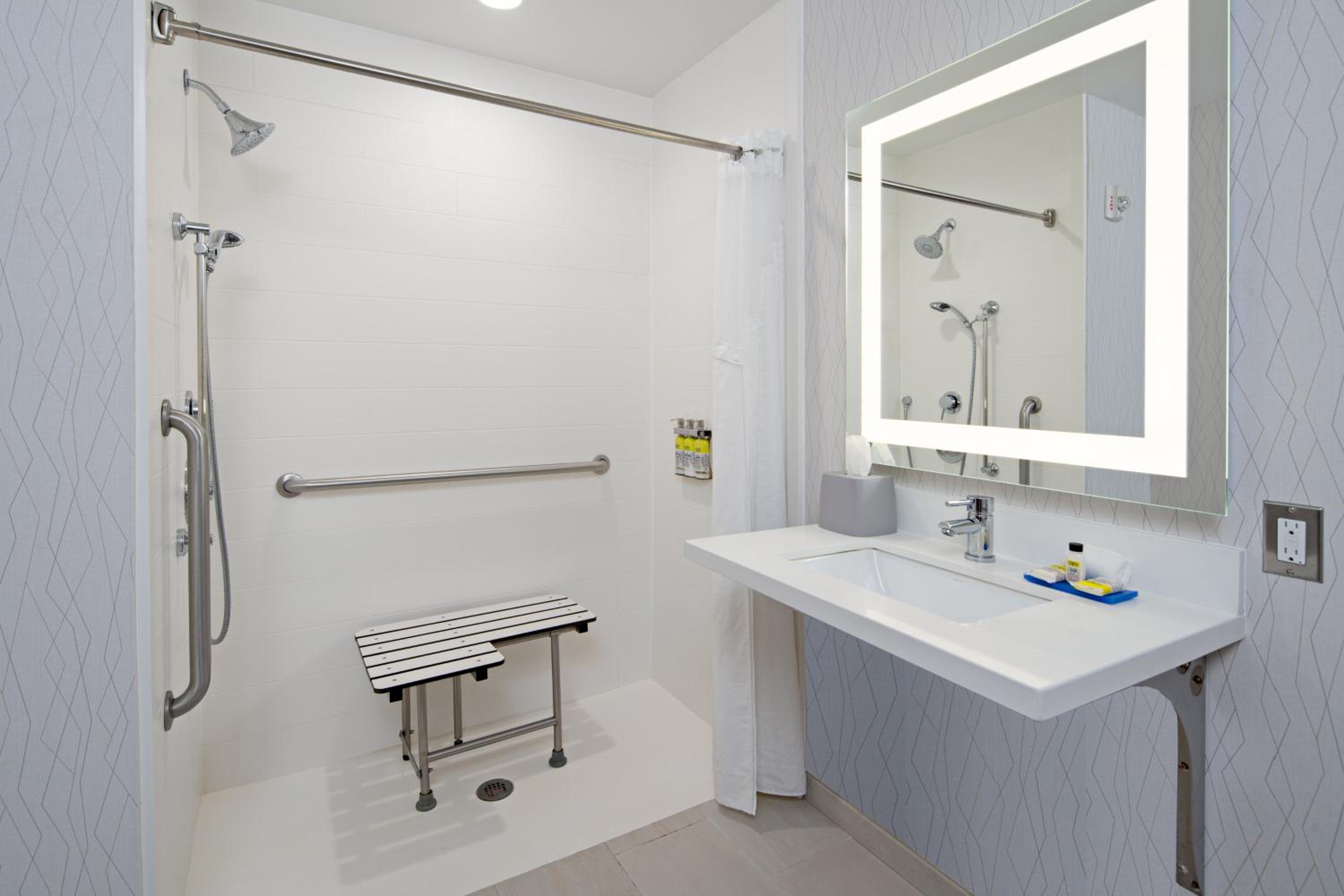 Standard King Room with Roll-in Shower - Mobility Accessible - Photo 2