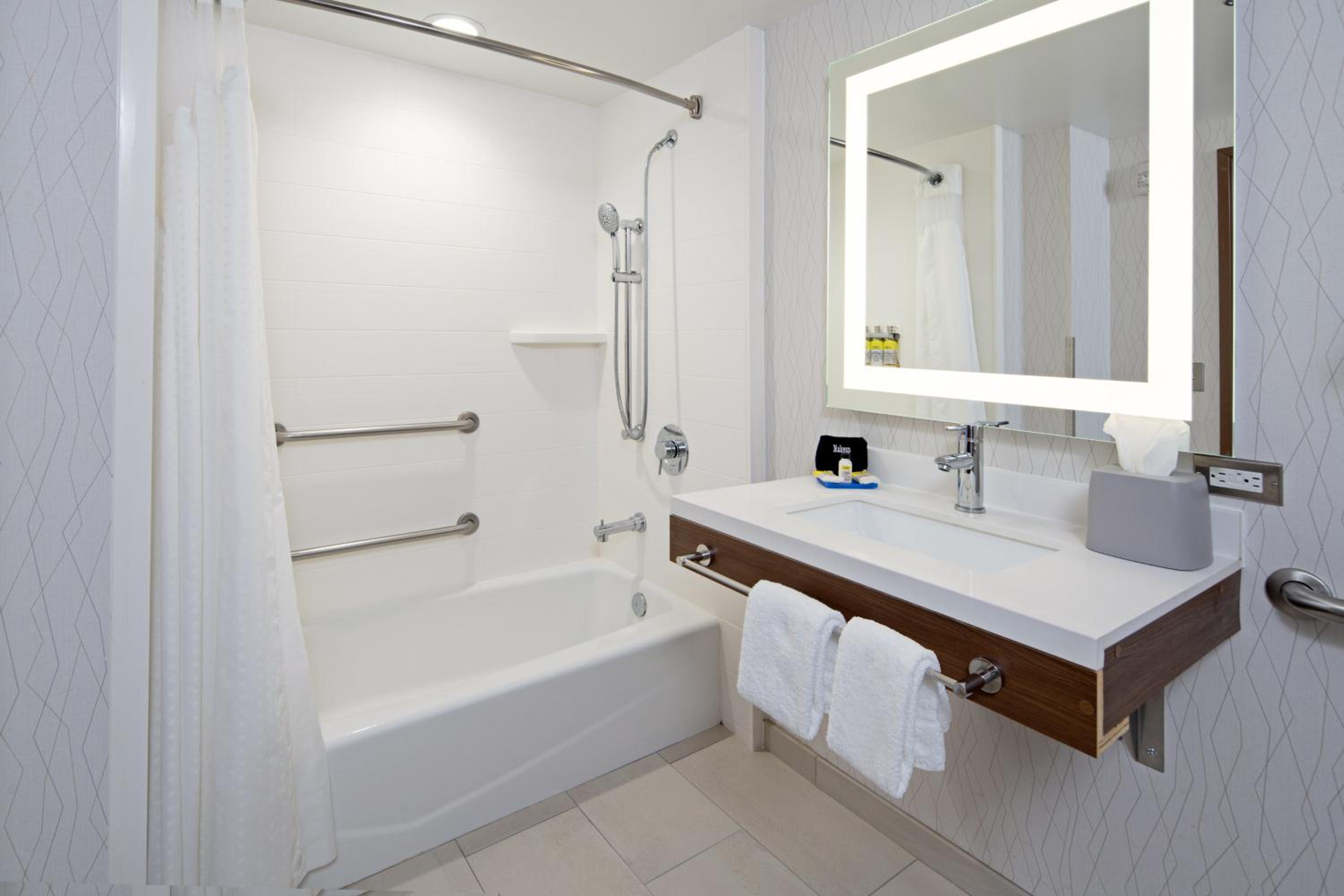 Standard Queen Room with Two Queen Beds and Mobility Accessible Tub - Photo 8
