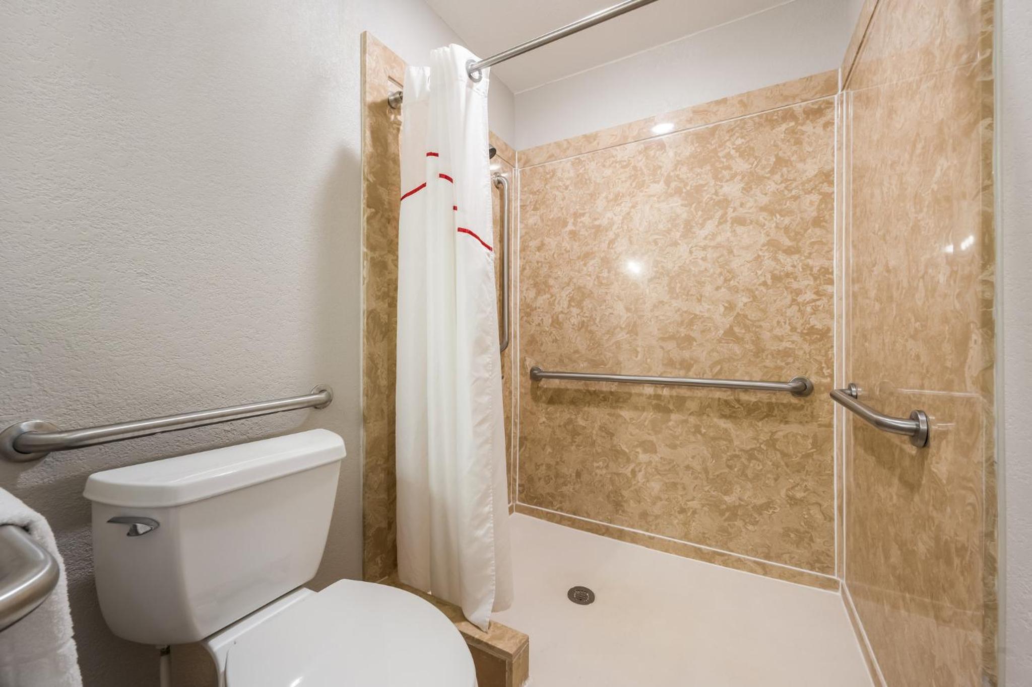 Deluxe Room with Two Double Beds Disability Access Roll-in Shower Non-Smoking - Photo 4