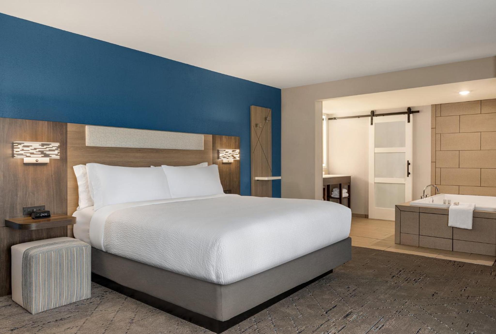 King Suite with View and Jetted Tub - Photo 3