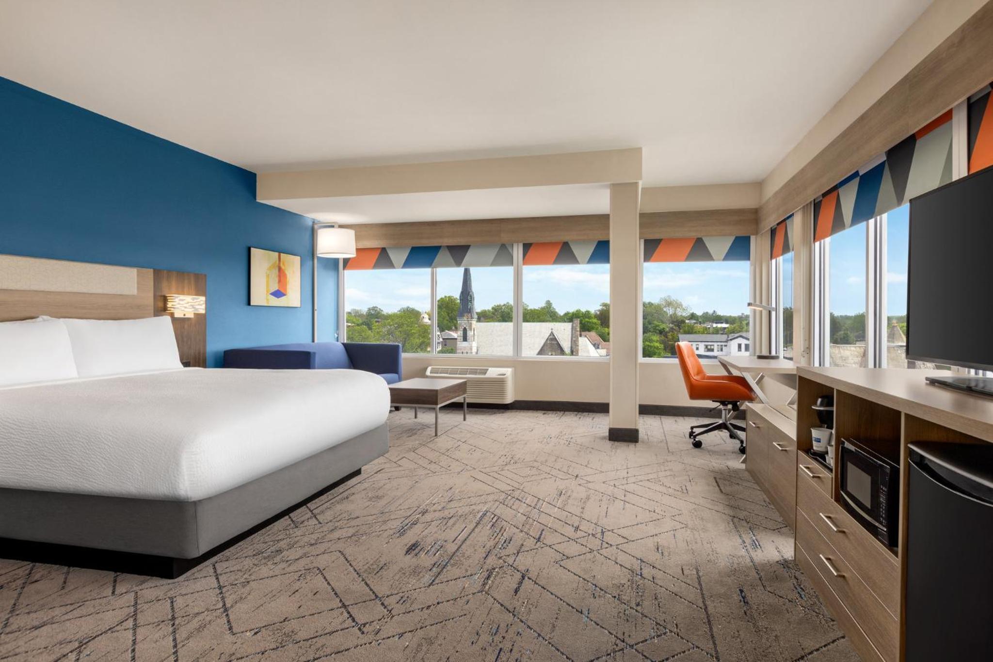 King Suite with River View  - Photo 3