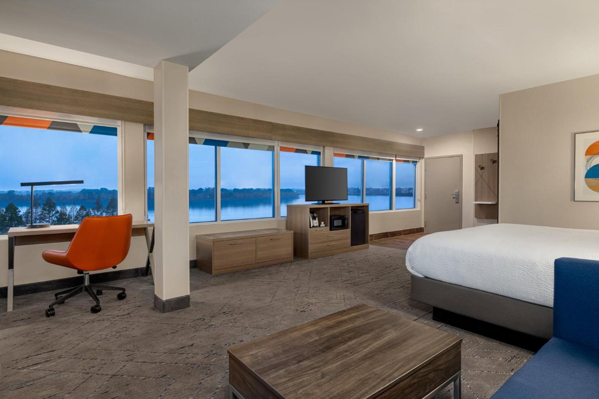 King Suite with River View  - Photo 4