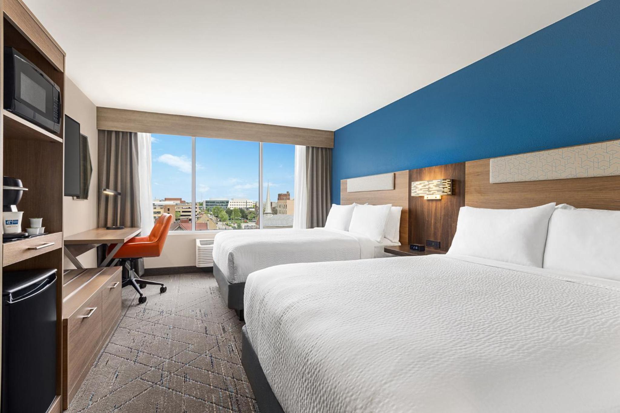 Standard Queen Room with Two Queen Beds and City View - Photo 2