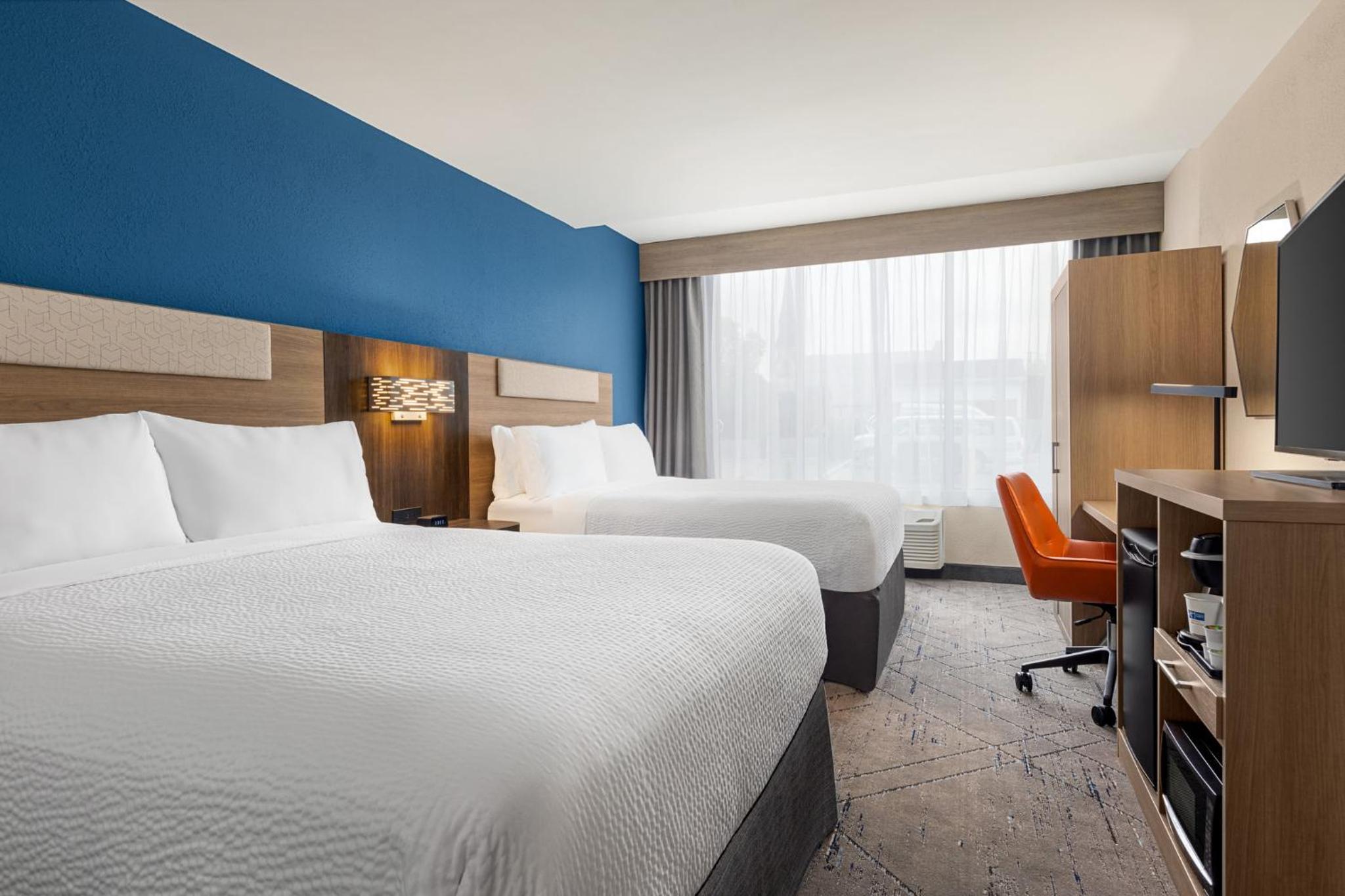 Standard Queen Room with Two Queen Beds and City View - Photo 3