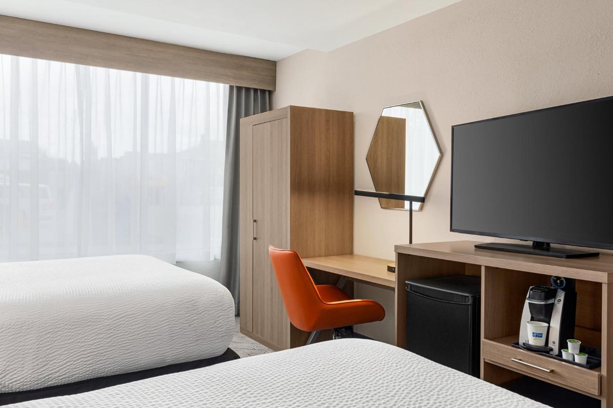 Standard Queen Room with Two Queen Beds and City View - Photo 4