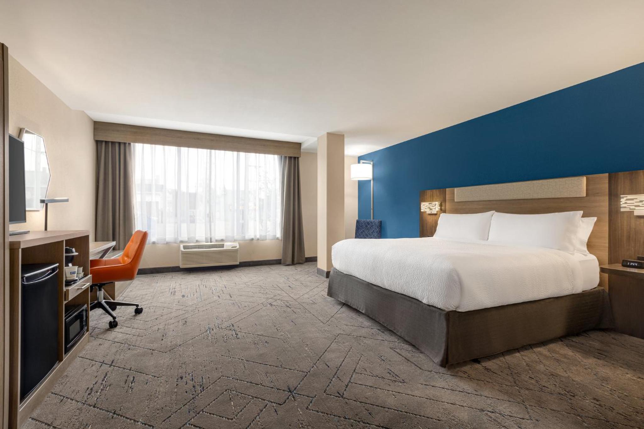 Standard King Room with City or River View - Photo 2
