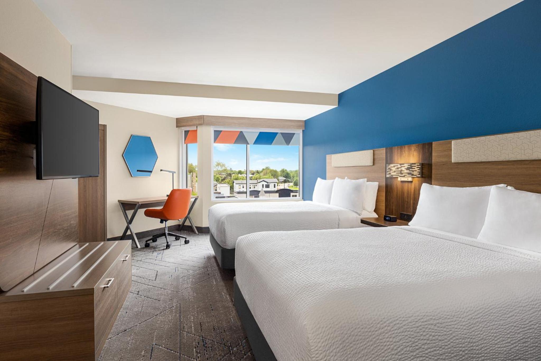 Queen Suite with Two Queen Beds, Sofa Bed and River View - Photo 3