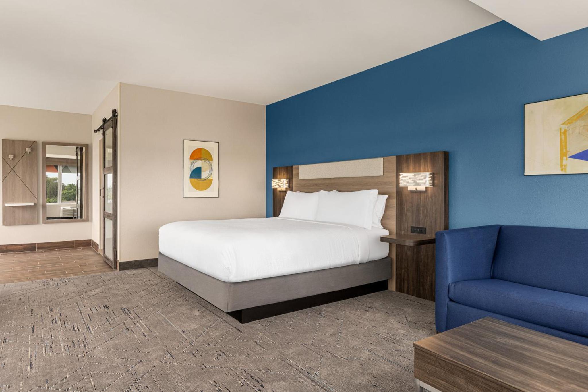King Suite with River View  - Photo 2
