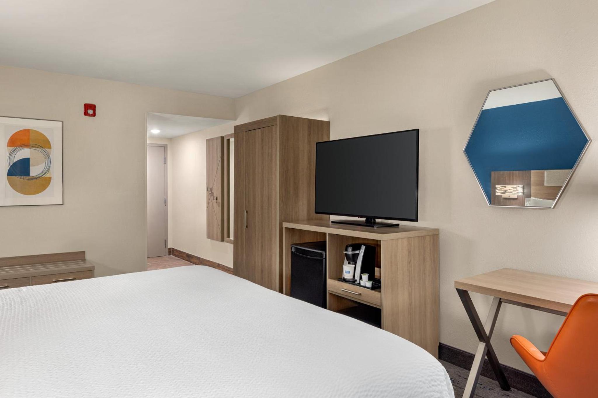 Standard King Room with Tub and View - Photo 3