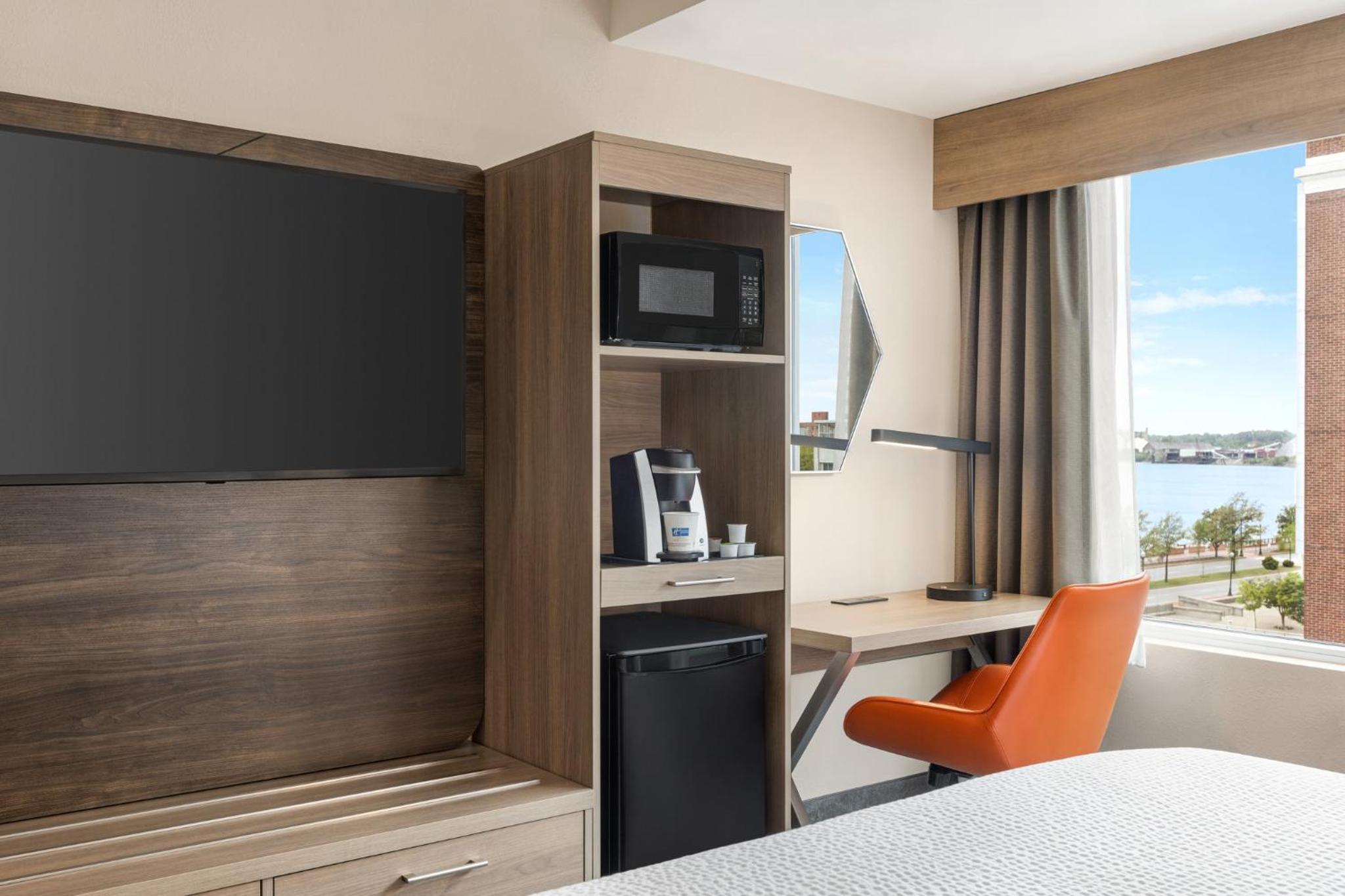 Standard King Room with City or River View - Photo 3