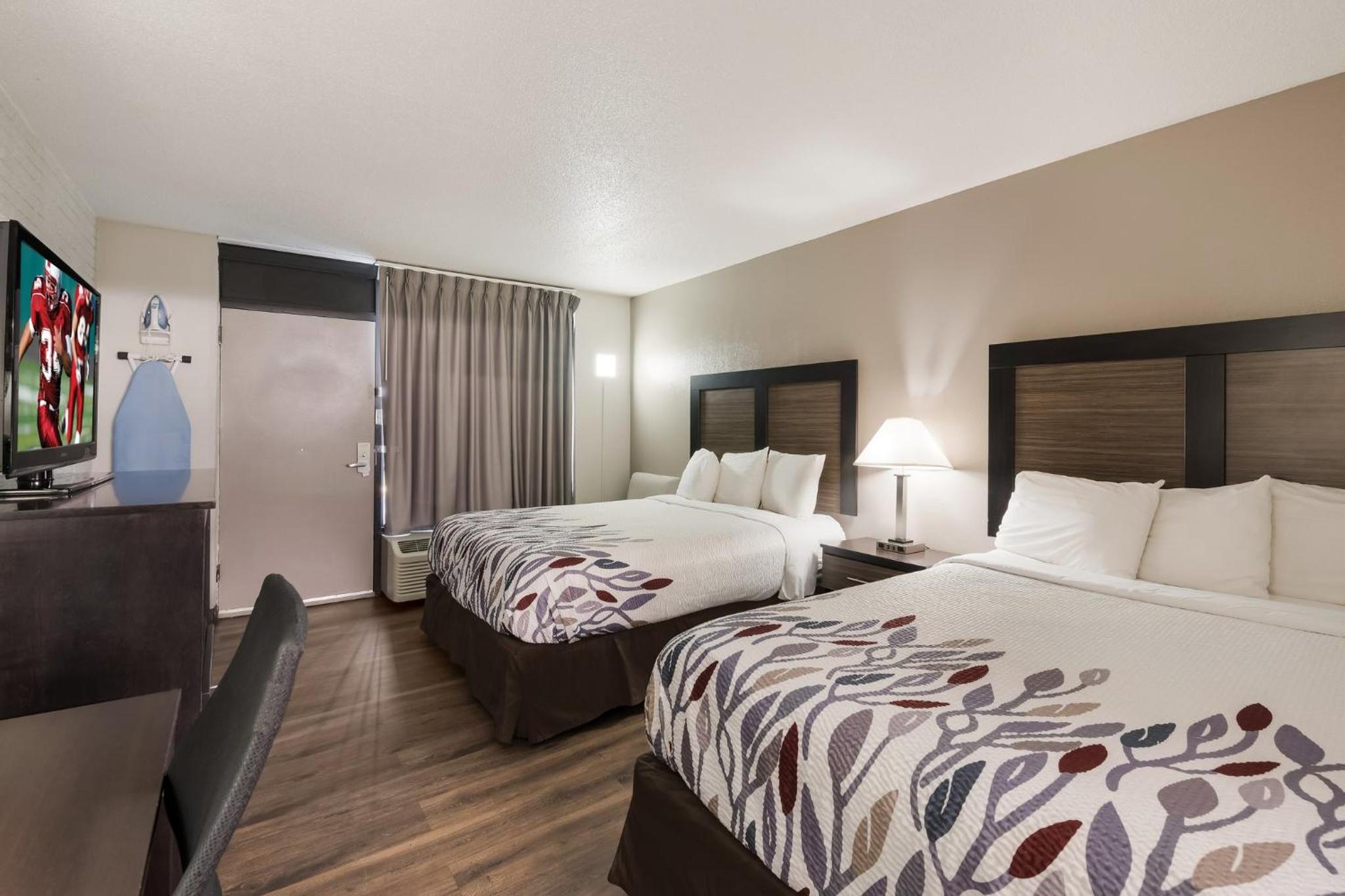Deluxe Room with Two Queen Beds Disability Access Non-Smoking - Photo 3