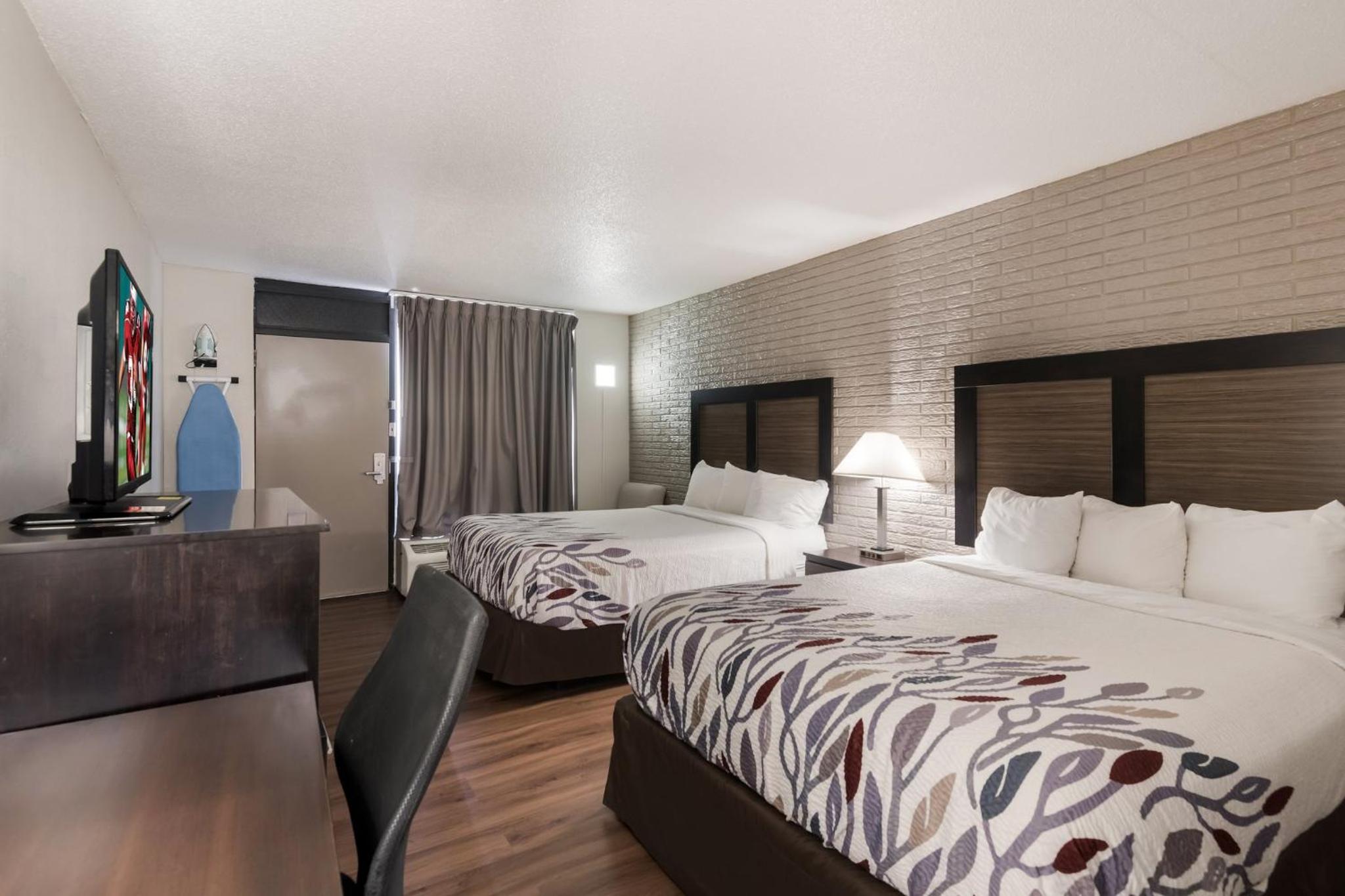 Deluxe Room with Two Queen Beds Non-Smoking - Photo 2