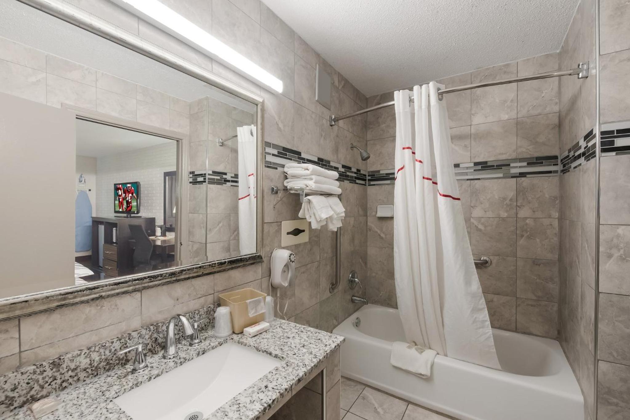 Deluxe Room with Two Queen Beds Disability Access Non-Smoking - Photo 2