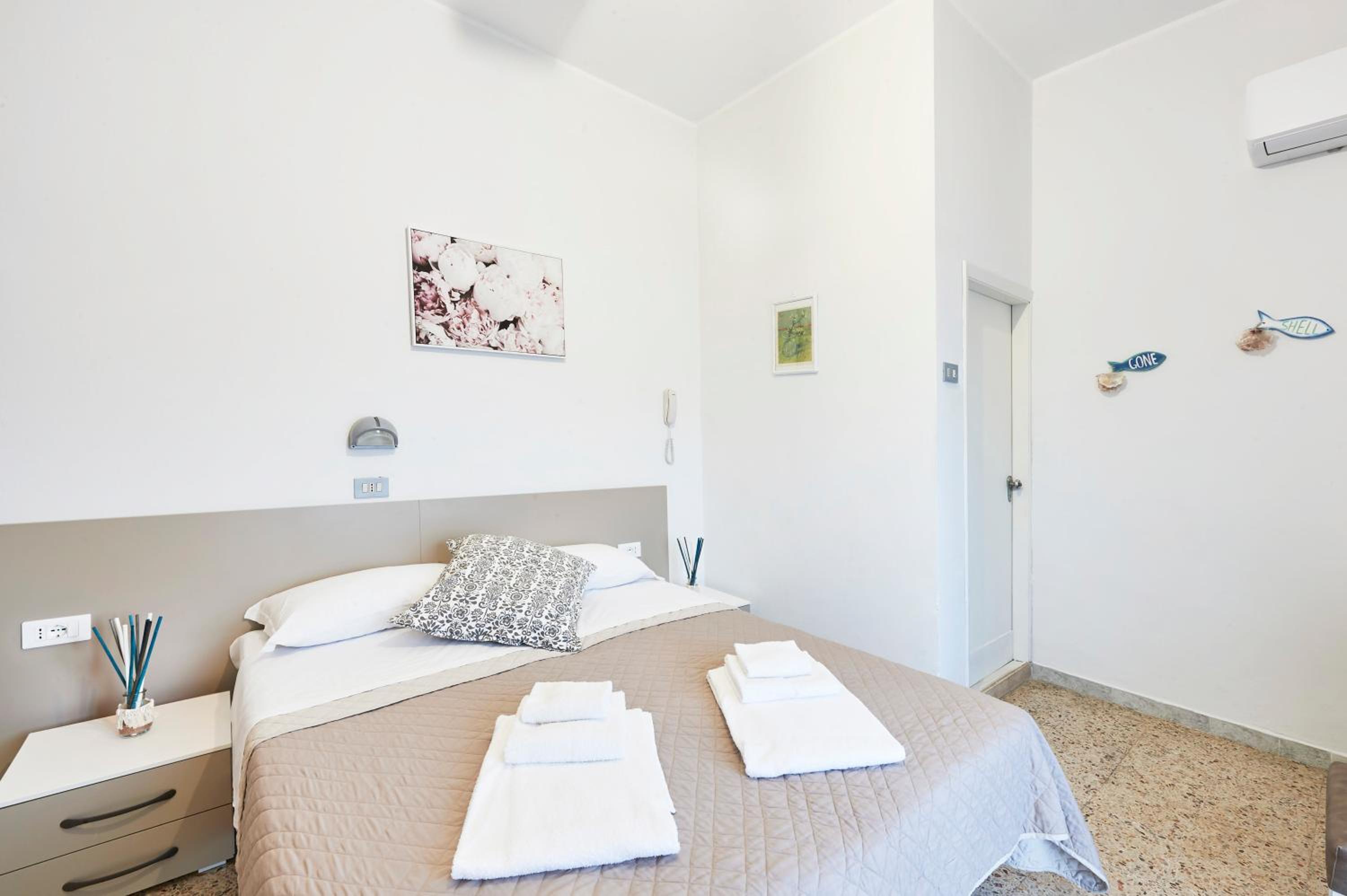 Double or Twin Room with Balcony - Photo 11