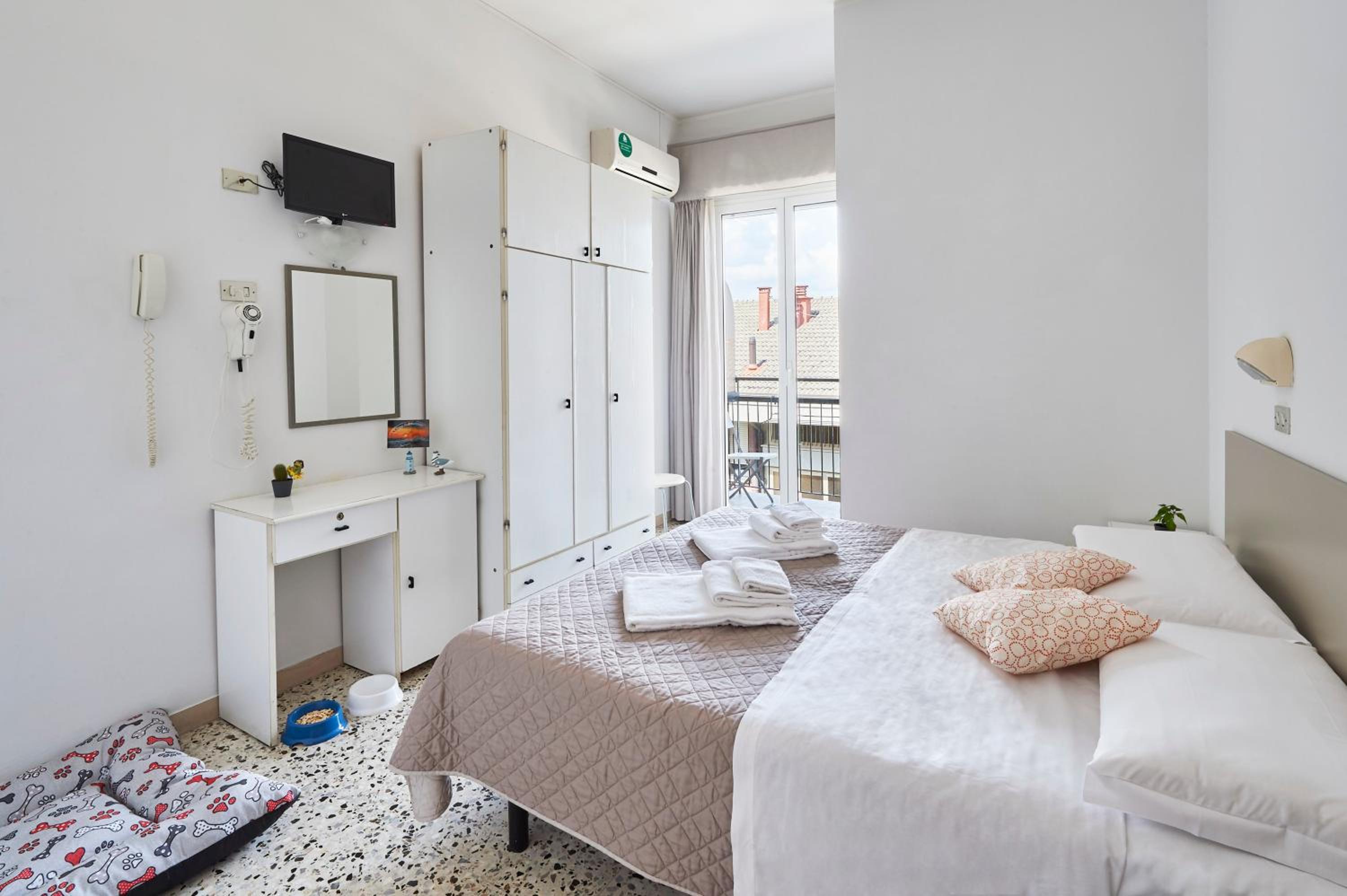 Double or Twin Room with Balcony - Photo 10