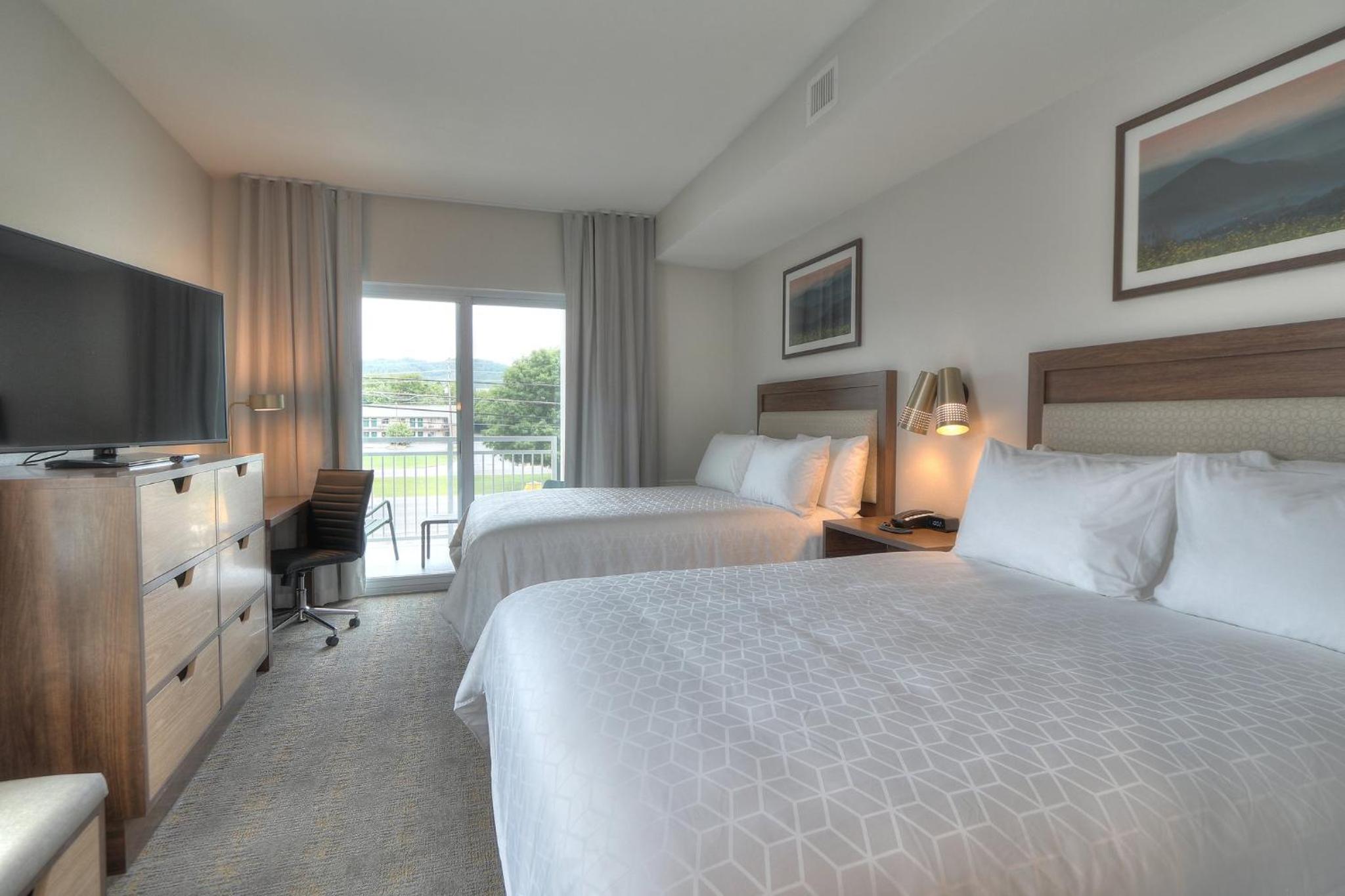 One-Bedroom Suite with Two Queen Beds, Sofa Bed and Balcony - Photo 9