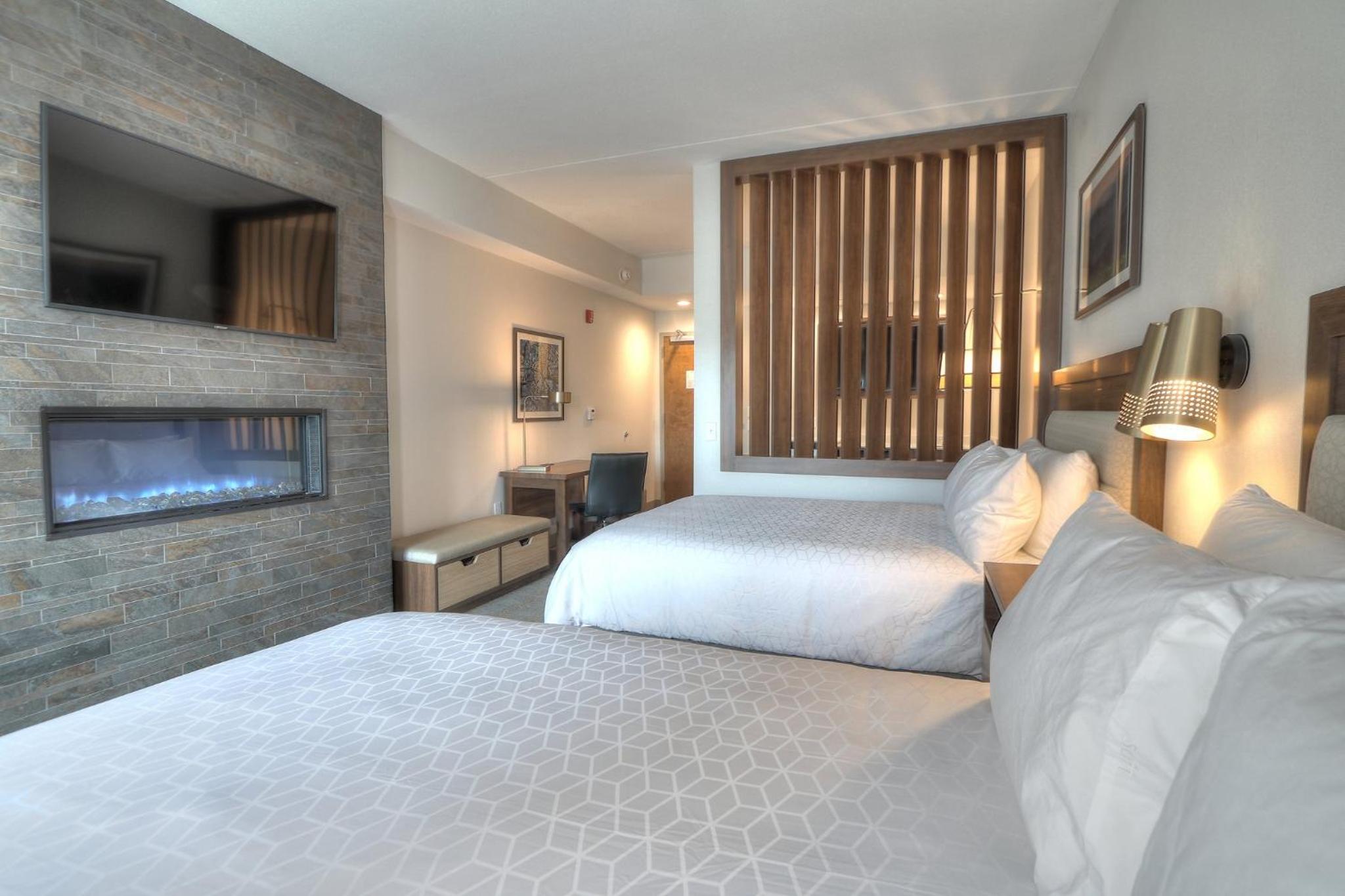 Queen Suite with Two Queen Beds Fireplace and Parkway Balcony - Photo 4