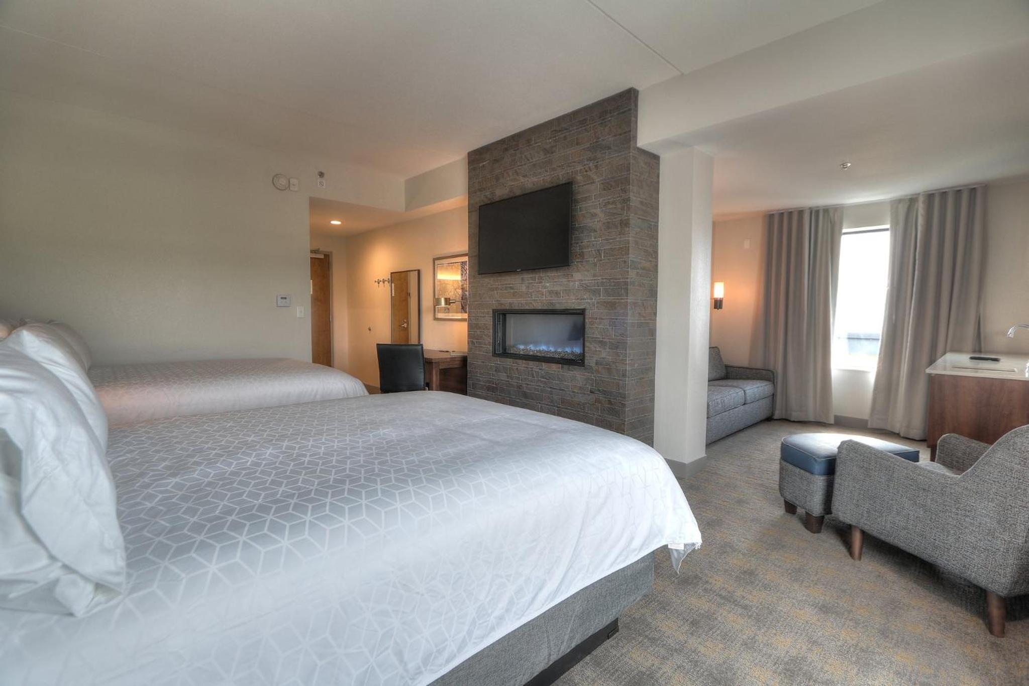 One-Bedroom Suite with Two Queen Beds and Sofa Bed - Photo 3