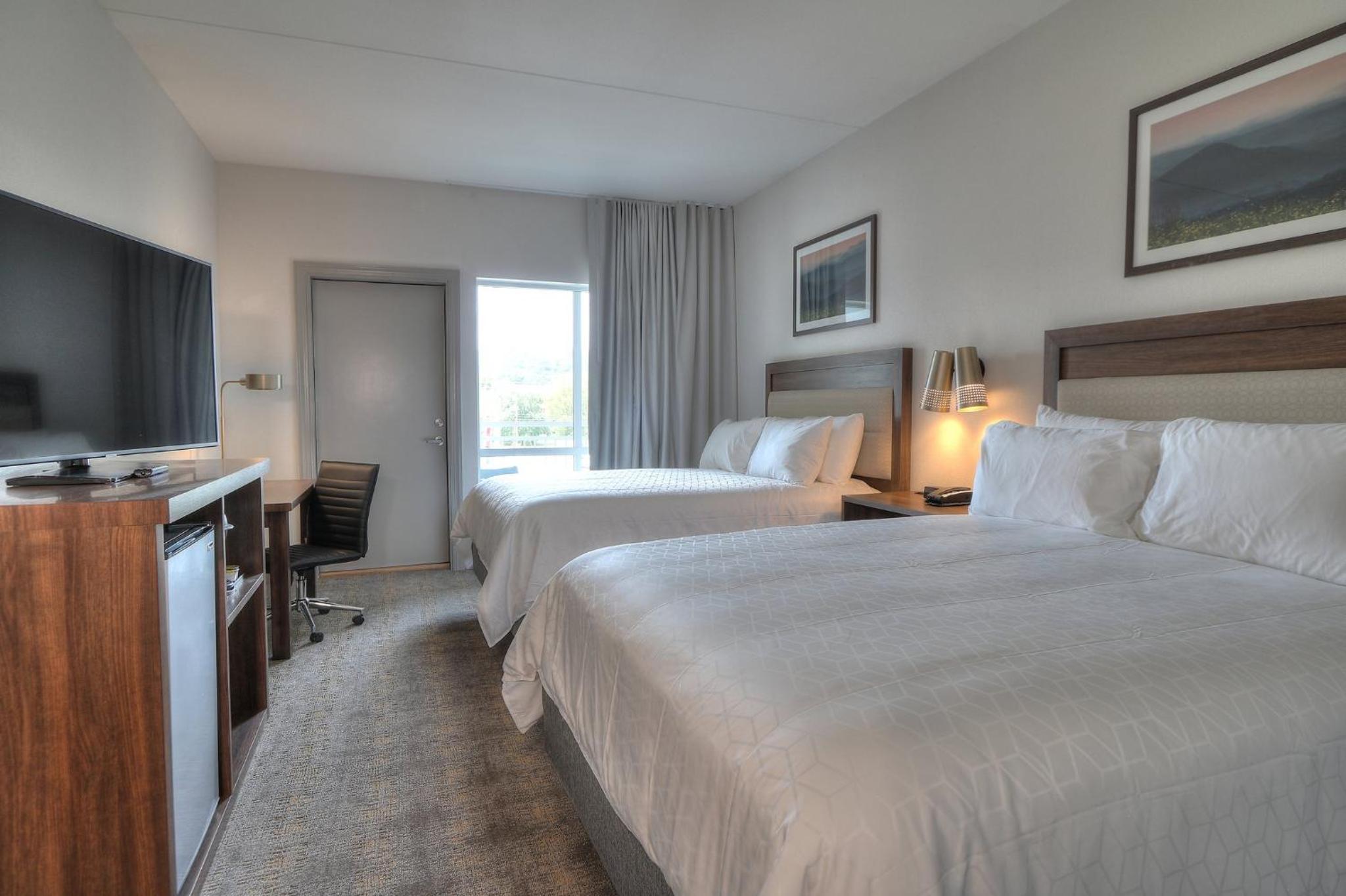 One-Bedroom Suite with Two Queen Beds, Sofa Bed and Balcony - Photo 8