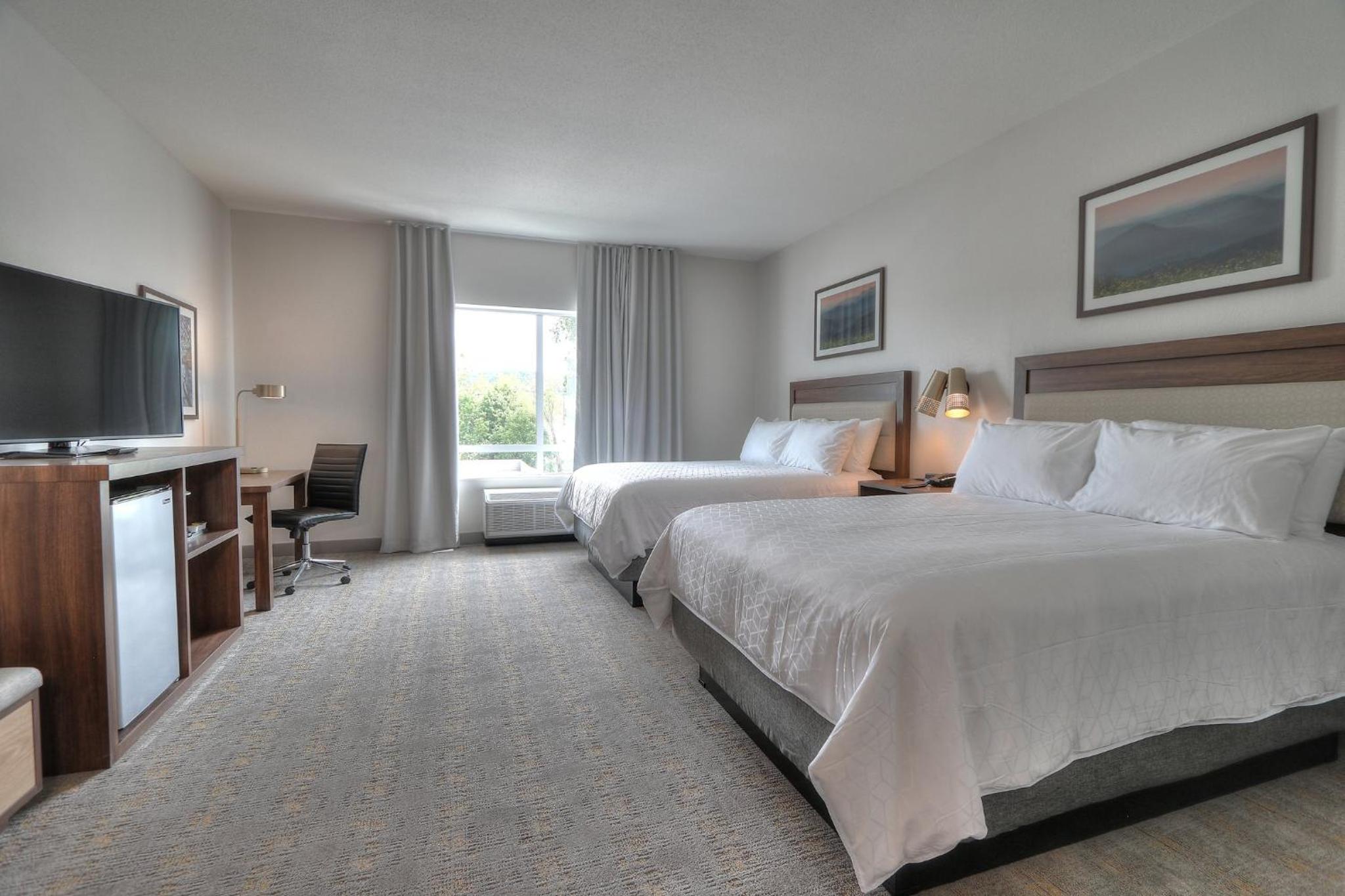 Standard Room with Two Queen Beds - Photo 5