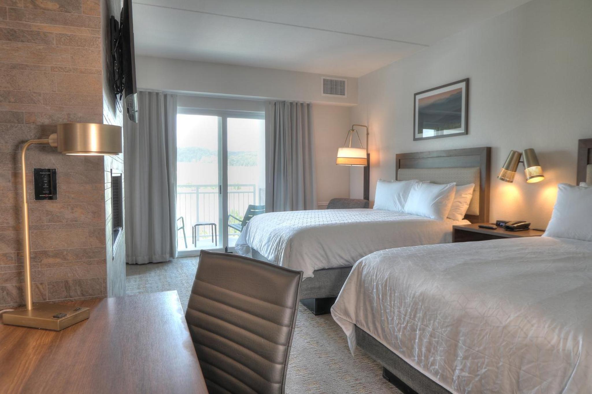 One-Bedroom Suite with Two Queen Beds and Sofa Bed - River View - Photo 3