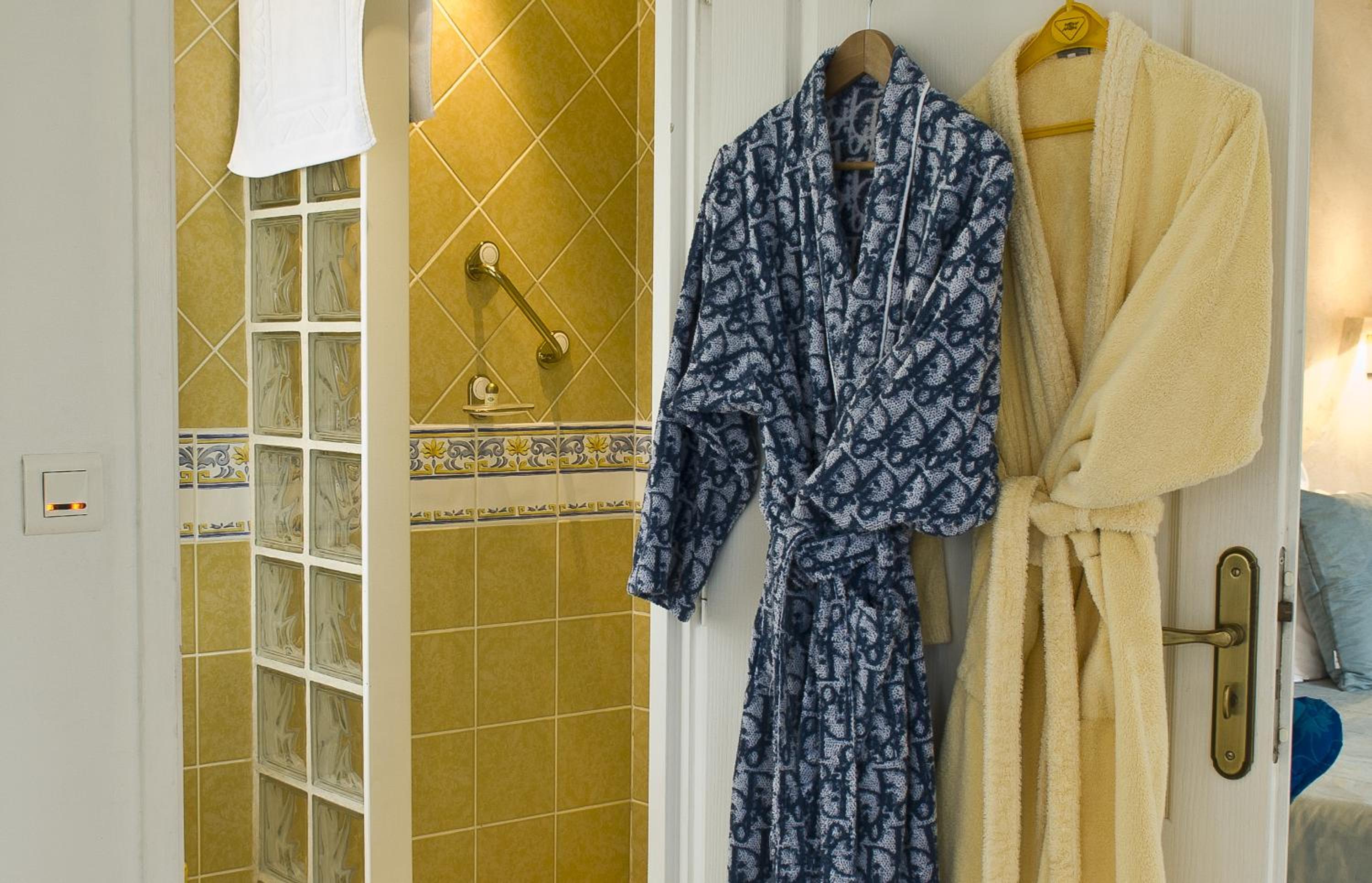 Queen Suite with Spa Bath photo 2