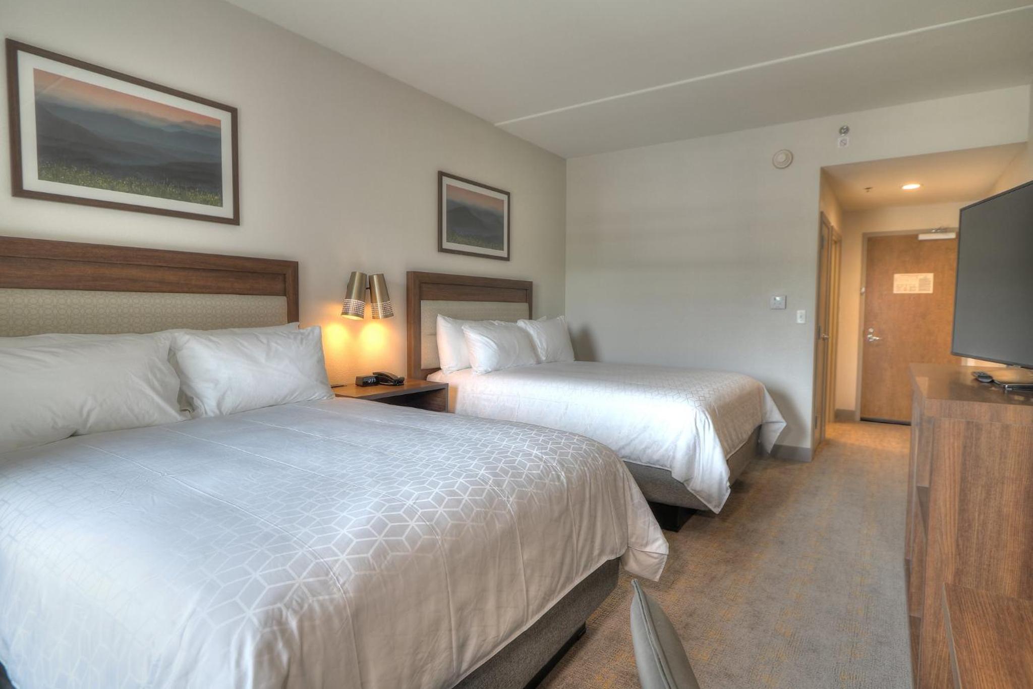 Queen Room with Two Queen Beds and Parkway Balcony - Non-Smoking - Photo 5