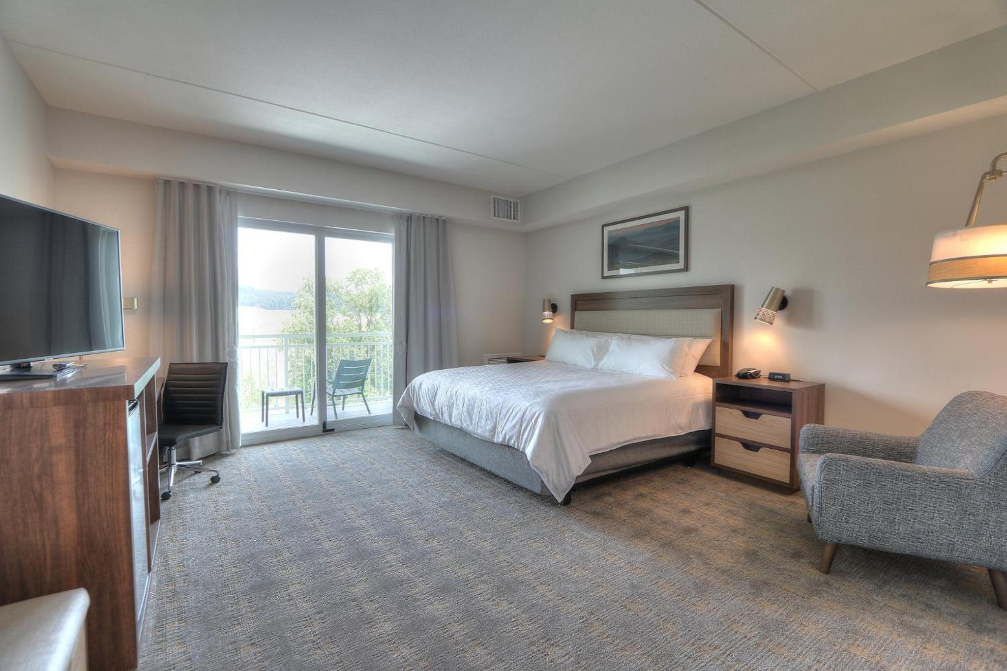 Premium King Room with Transfer Shower - Mobility Accessible - Photo 9