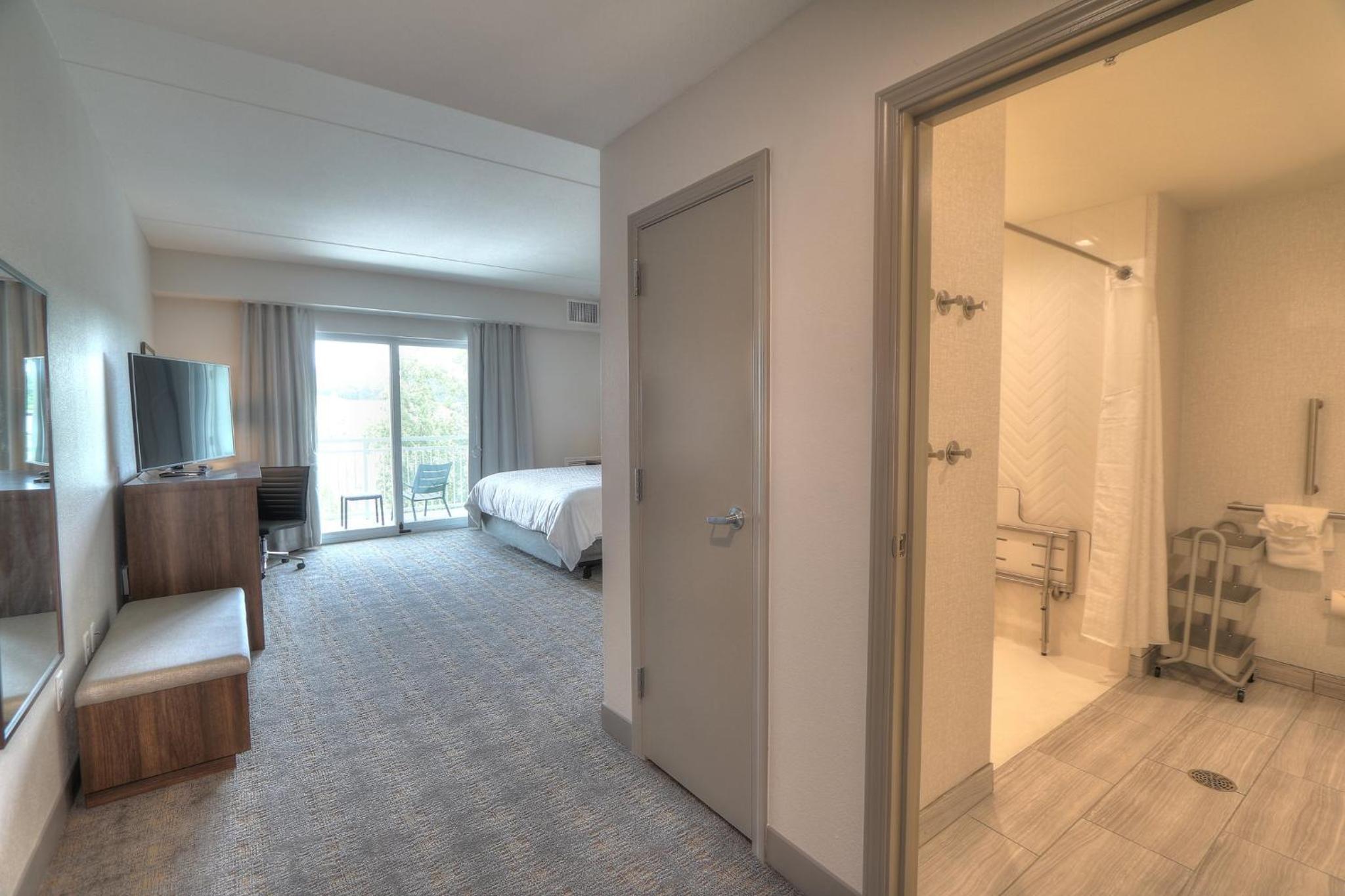 Premium King Room with Transfer Shower - Mobility Accessible - Photo 10