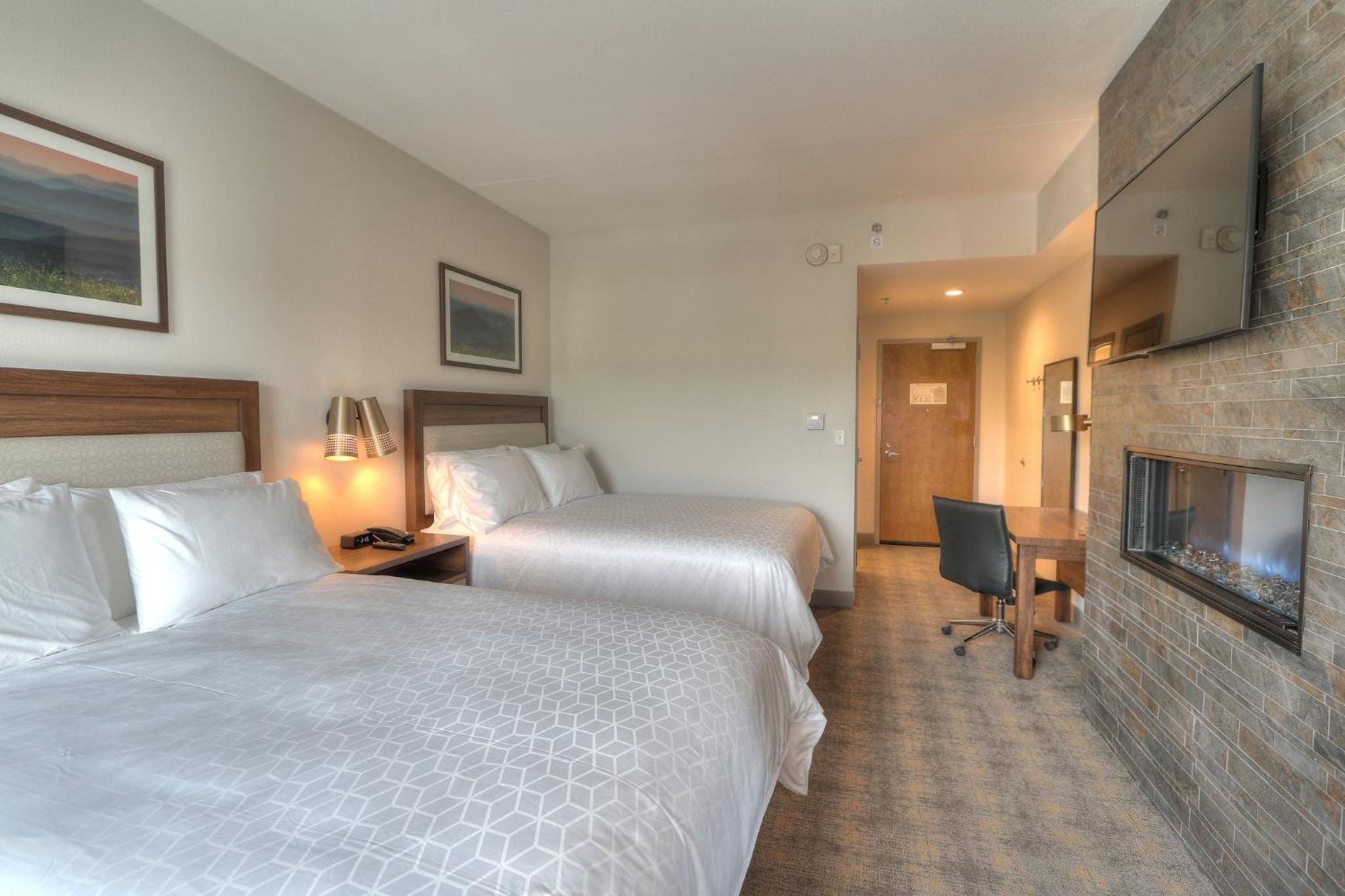 One-Bedroom Suite with Two Queen Beds and Sofa Bed - Photo 6