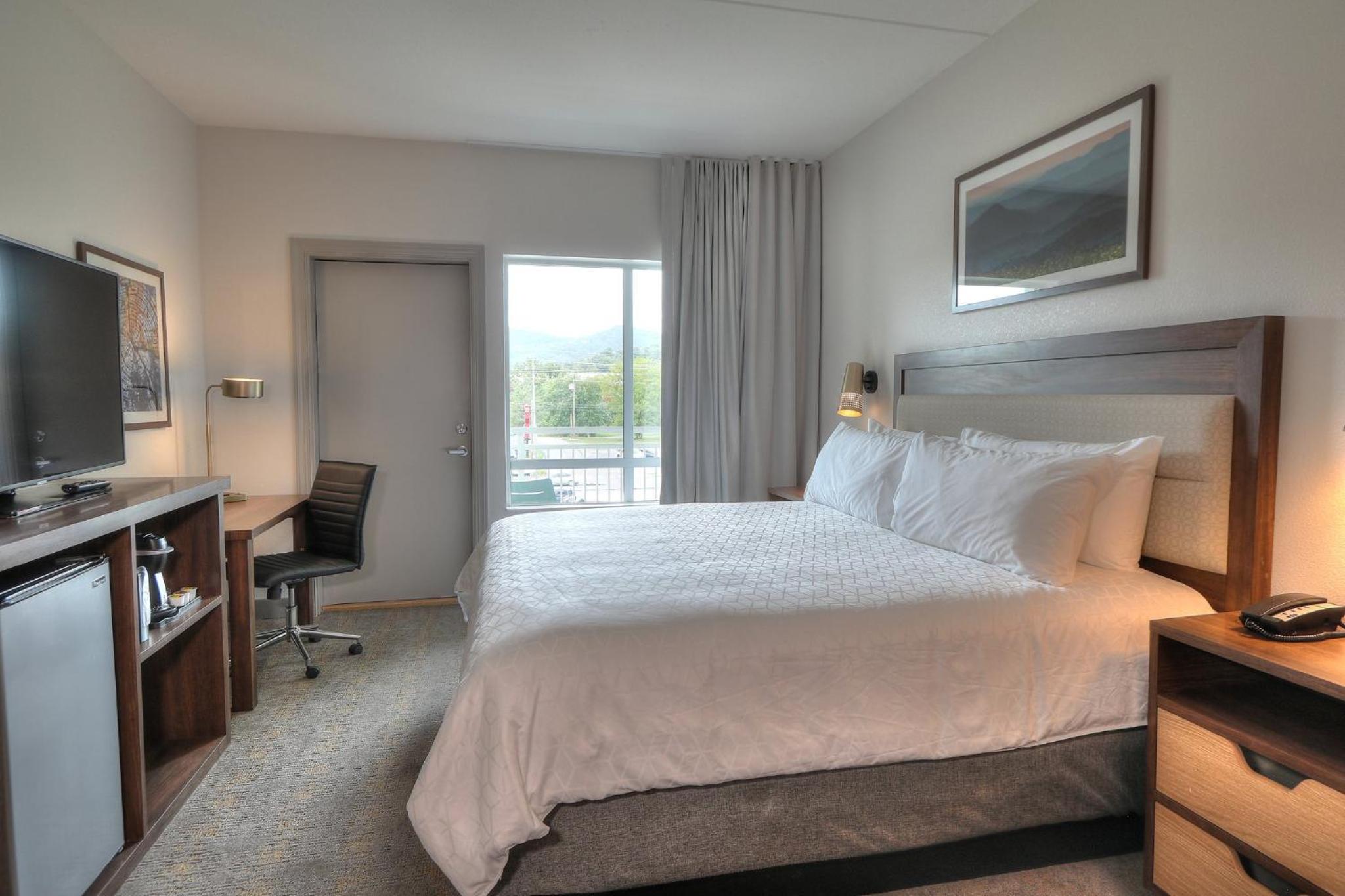 King Room with Parkway Balcony - Non-Smoking - Photo 7
