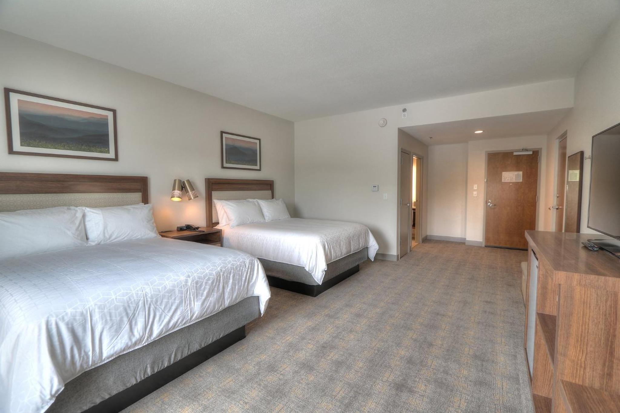 Standard Room with Two Queen Beds - Photo 7