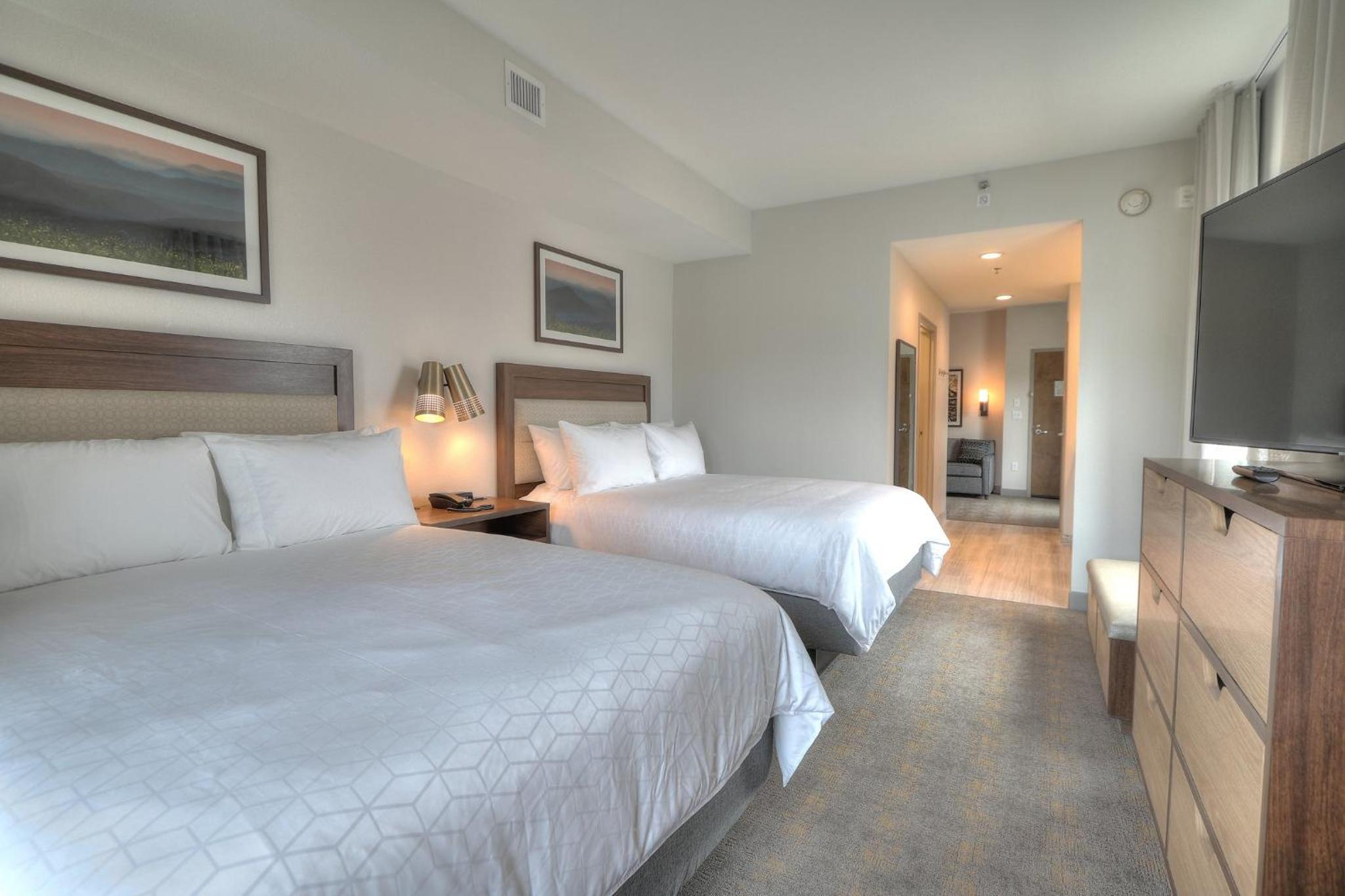 One-Bedroom Suite with Two Queen Beds, Sofa Bed and Balcony - Photo 4