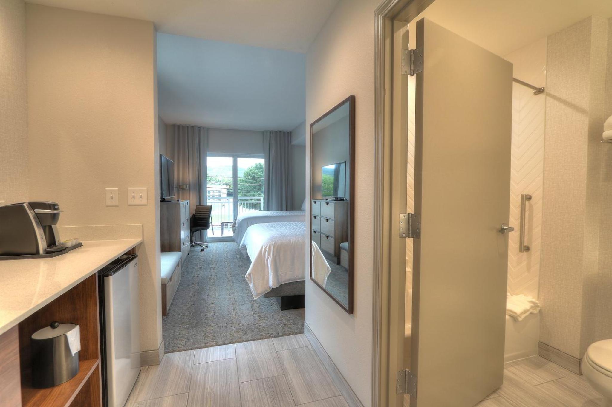 One-Bedroom Suite with Two Queen Beds, Sofa Bed and Balcony - Photo 5